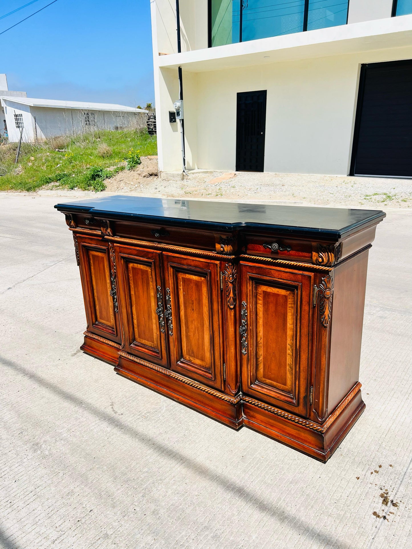 🌿🍂Bufetero de madera de nogal elaborado por Universal  Furniture🍂🌿