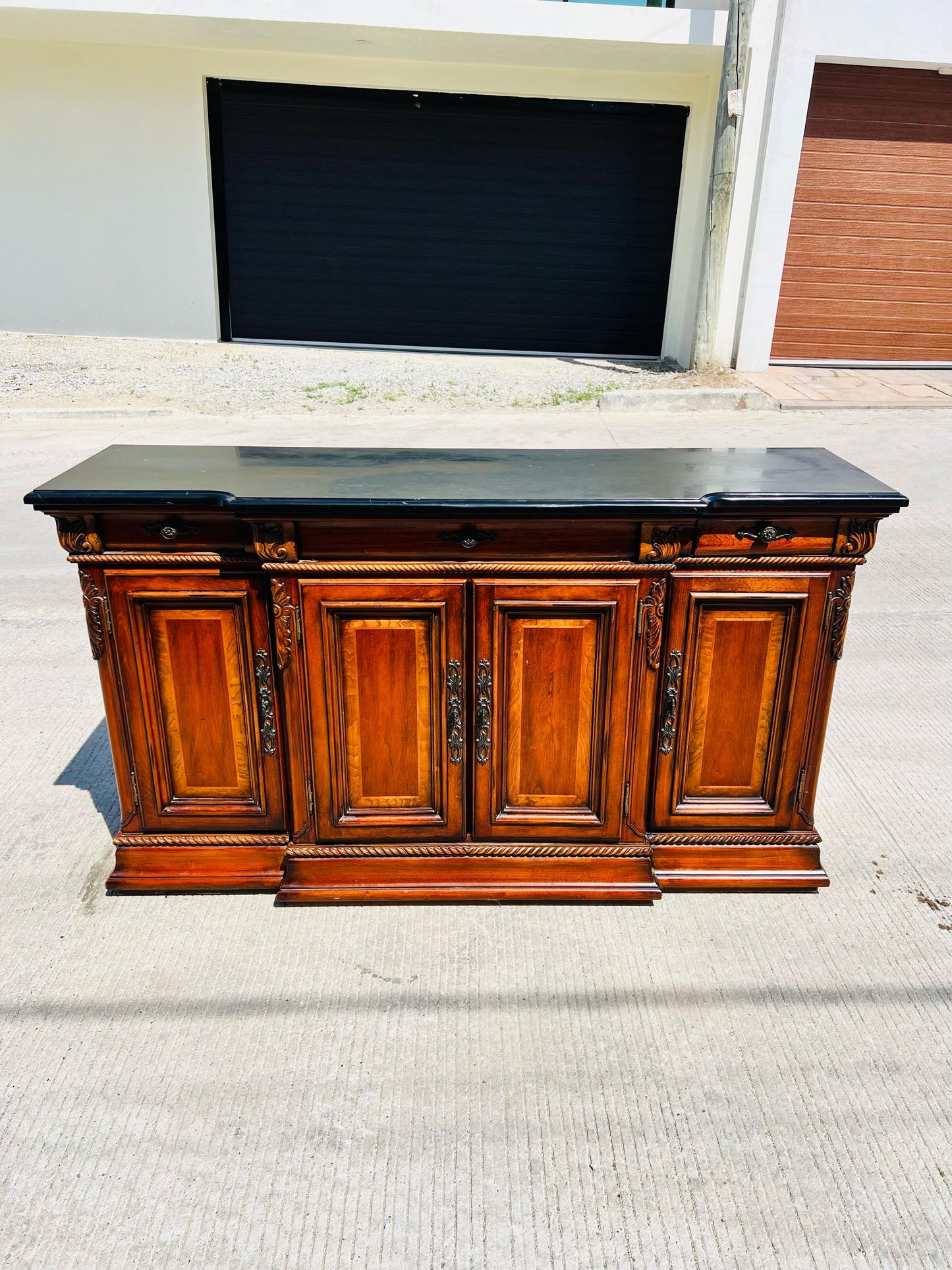 🌿🍂Bufetero de madera de nogal elaborado por Universal  Furniture🍂🌿