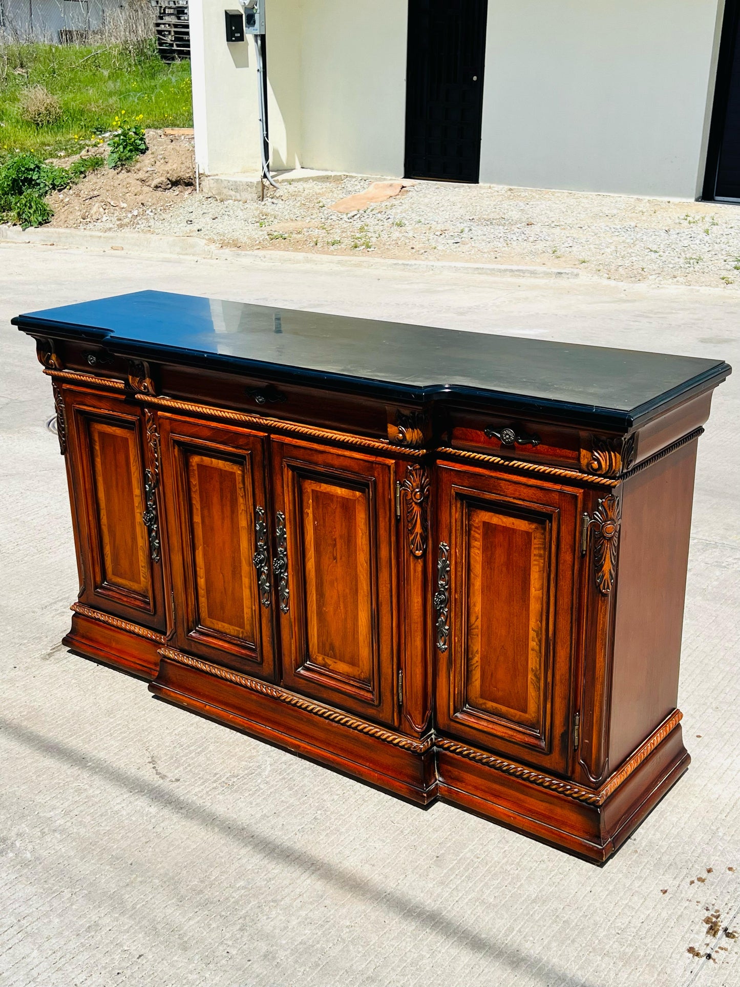🌿🍂Bufetero de madera de nogal elaborado por Universal  Furniture🍂🌿