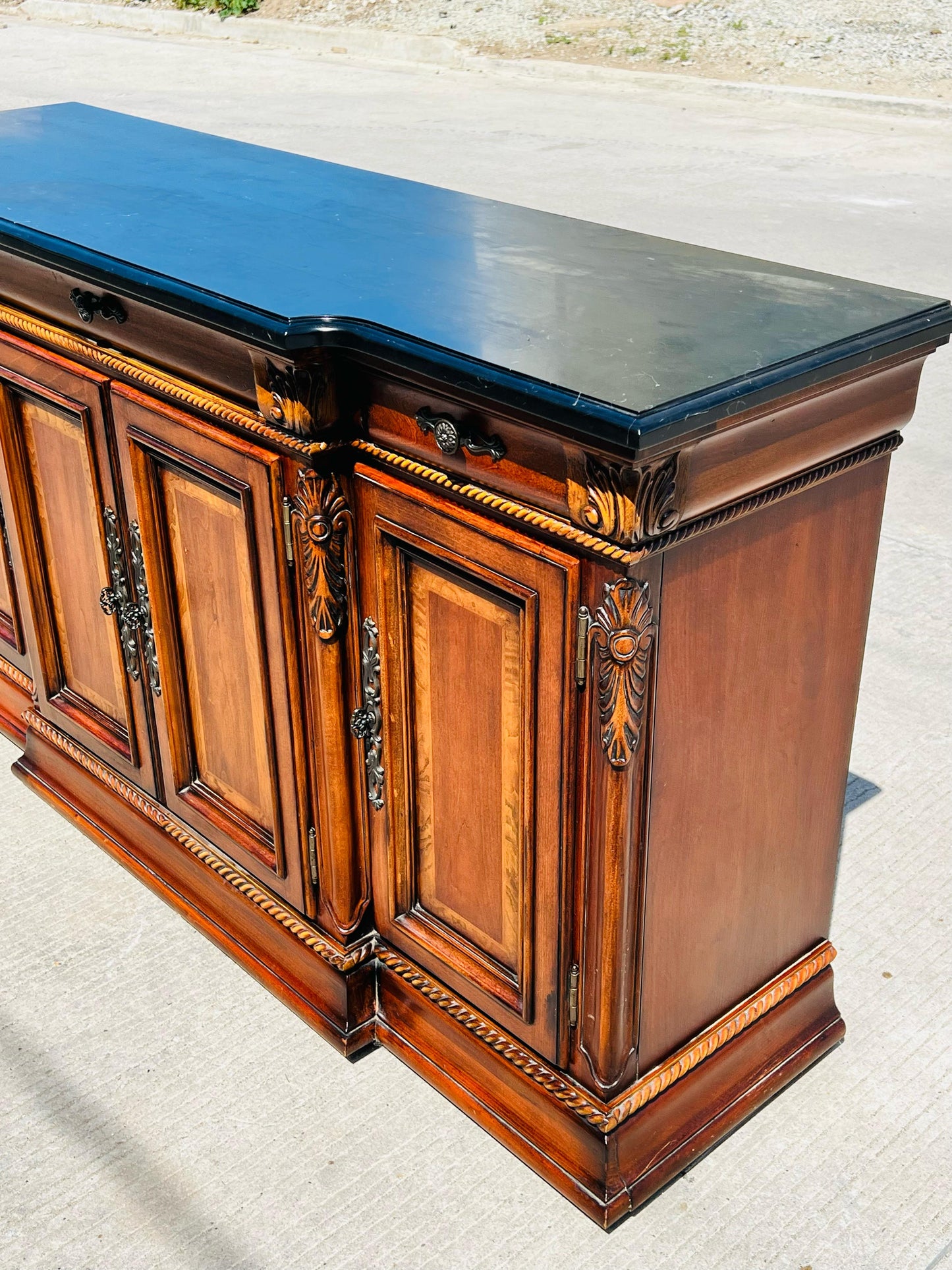 🌿🍂Bufetero de madera de nogal elaborado por Universal  Furniture🍂🌿