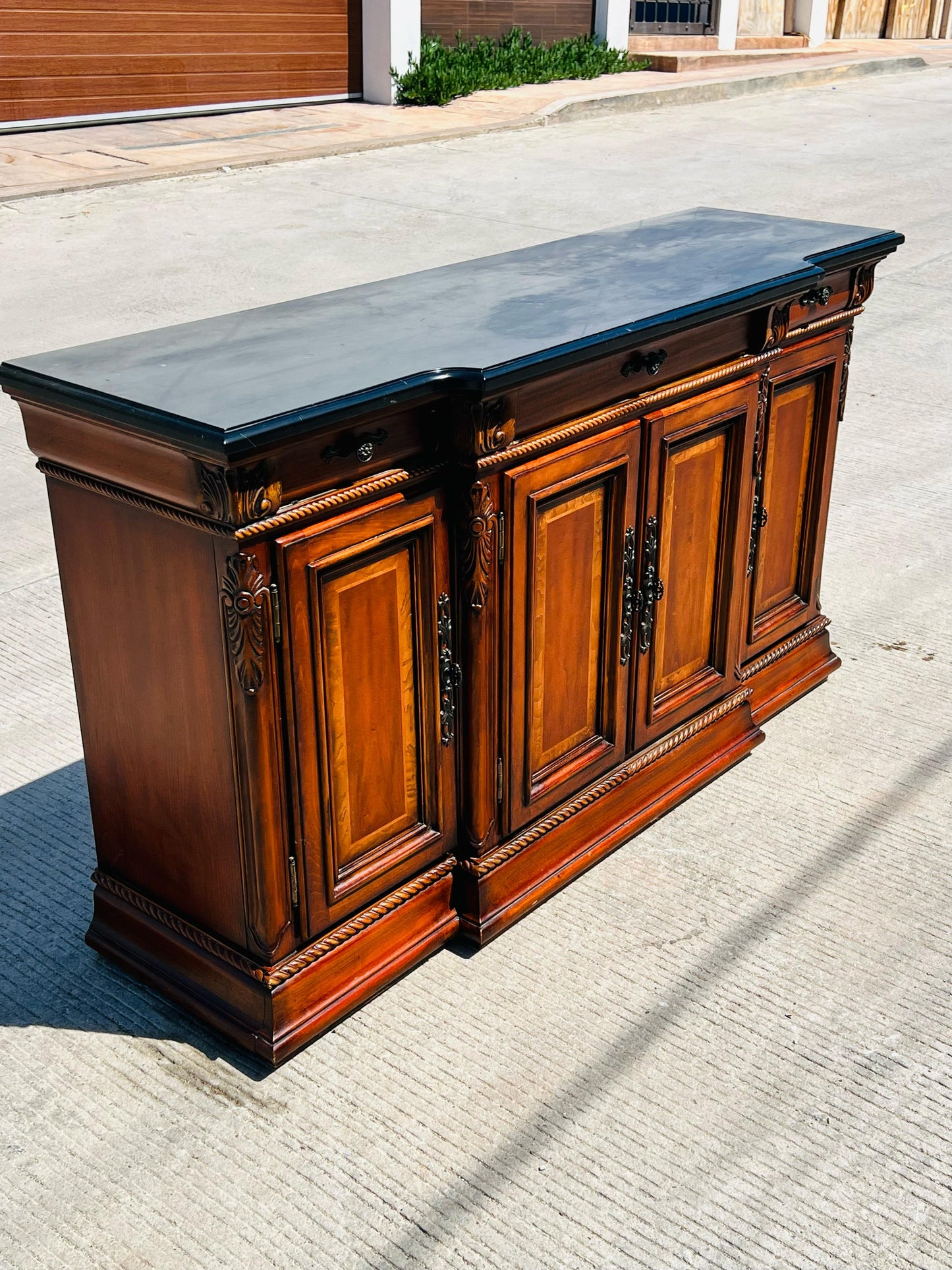 🌿🍂Bufetero de madera de nogal elaborado por Universal  Furniture🍂🌿