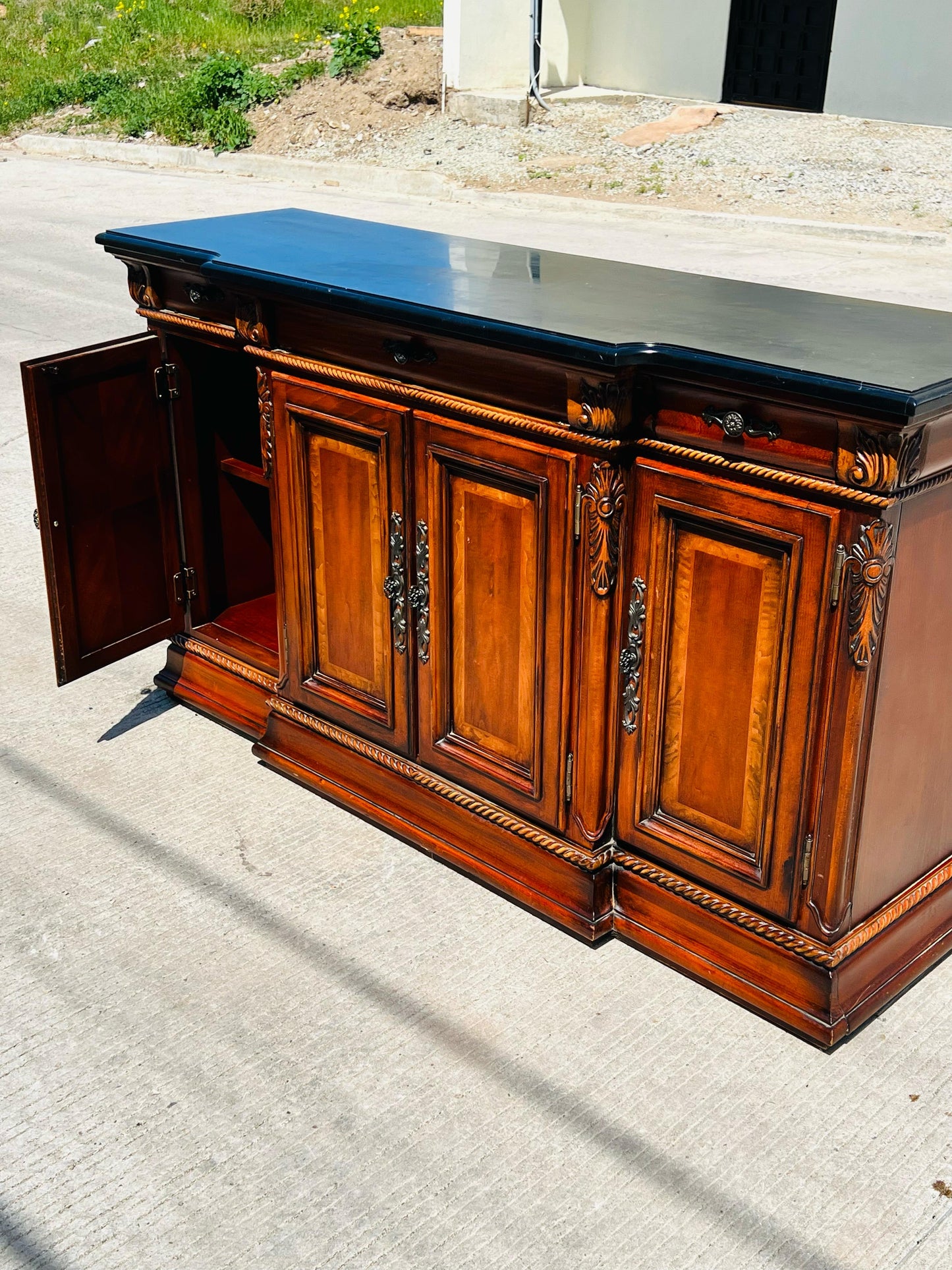 🌿🍂Bufetero de madera de nogal elaborado por Universal  Furniture🍂🌿