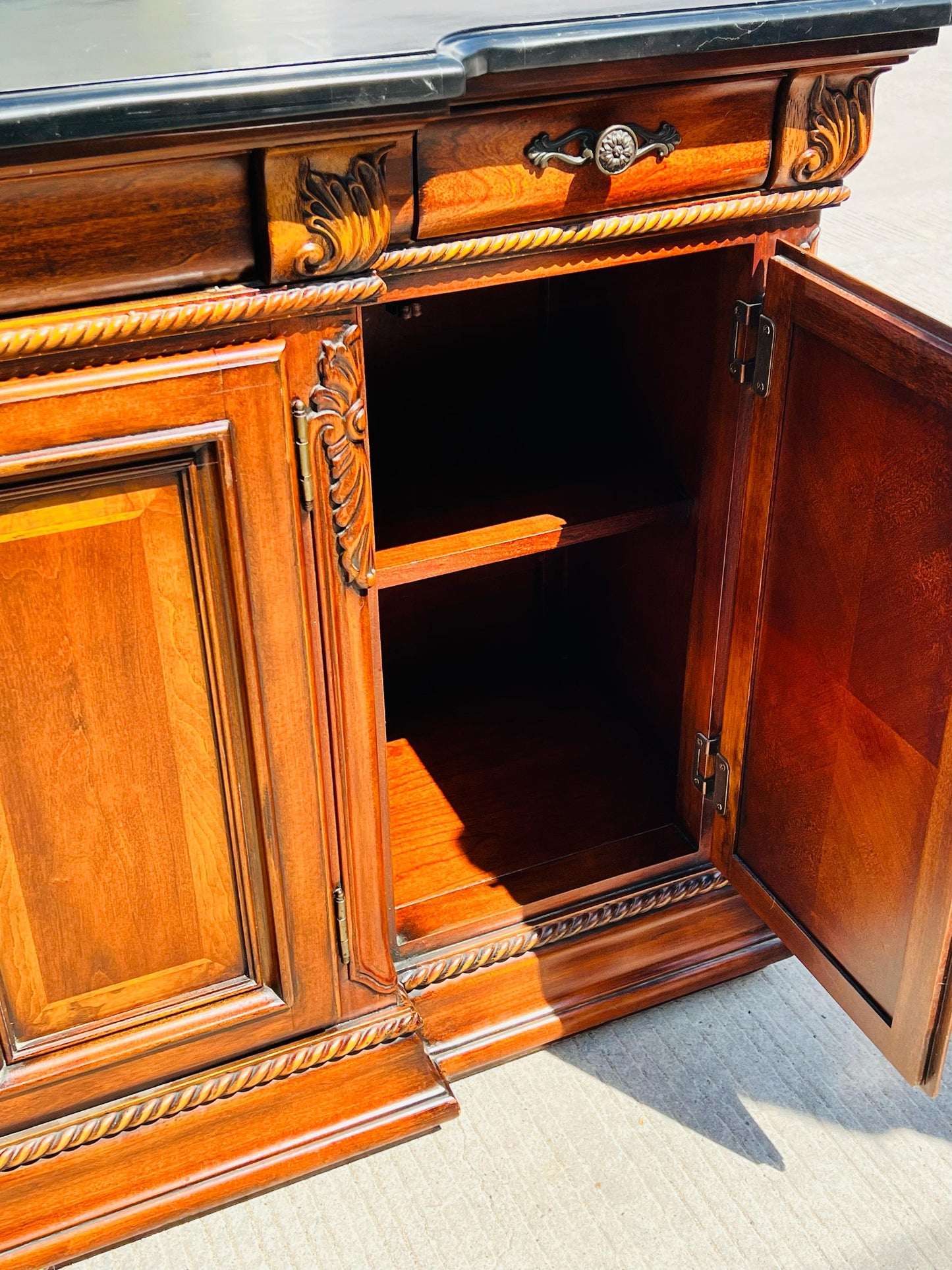 🌿🍂Bufetero de madera de nogal elaborado por Universal  Furniture🍂🌿