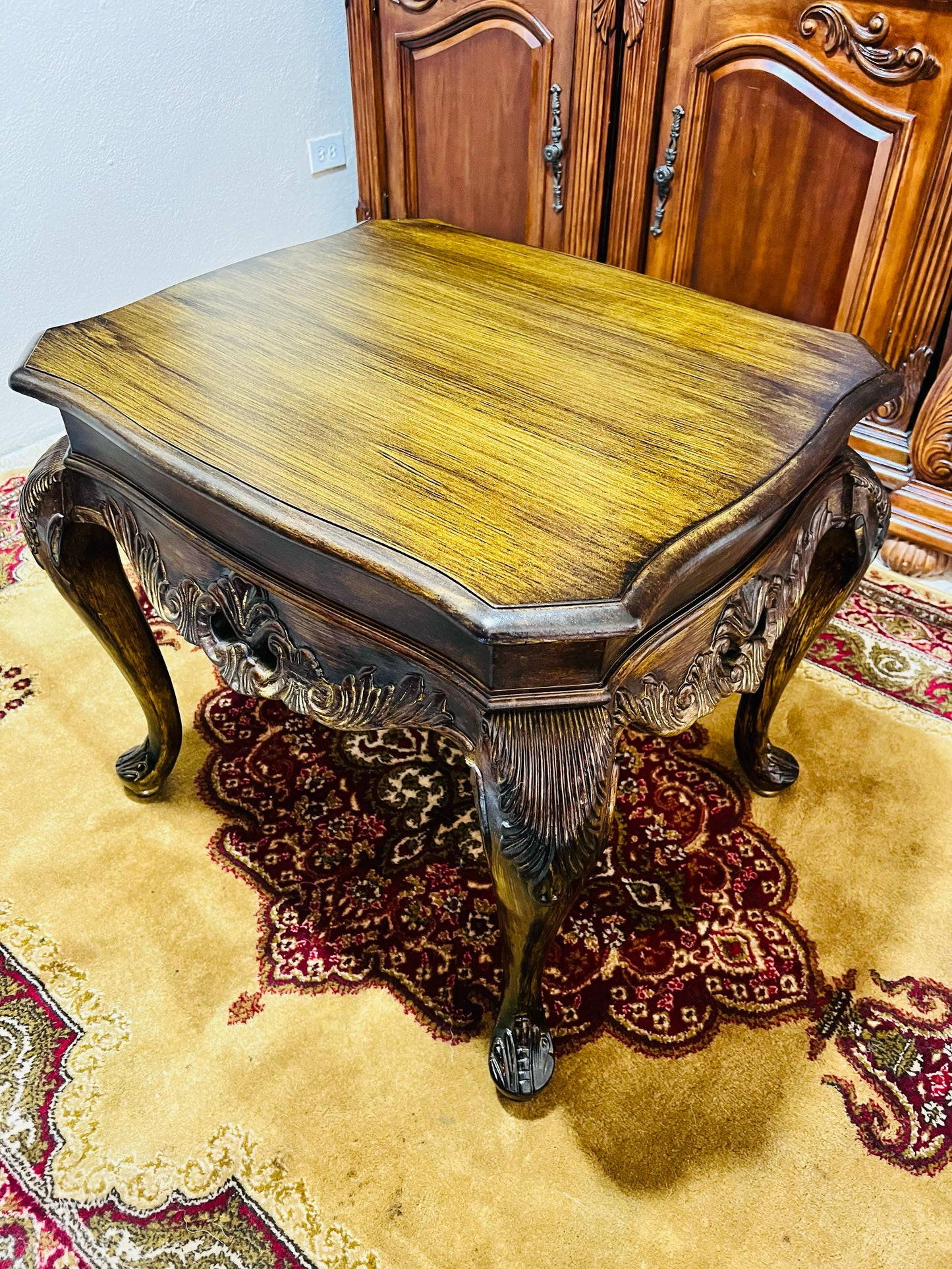 ✨ Exclusive Wooden Table Set with Hand-Carved Decoration! ✨