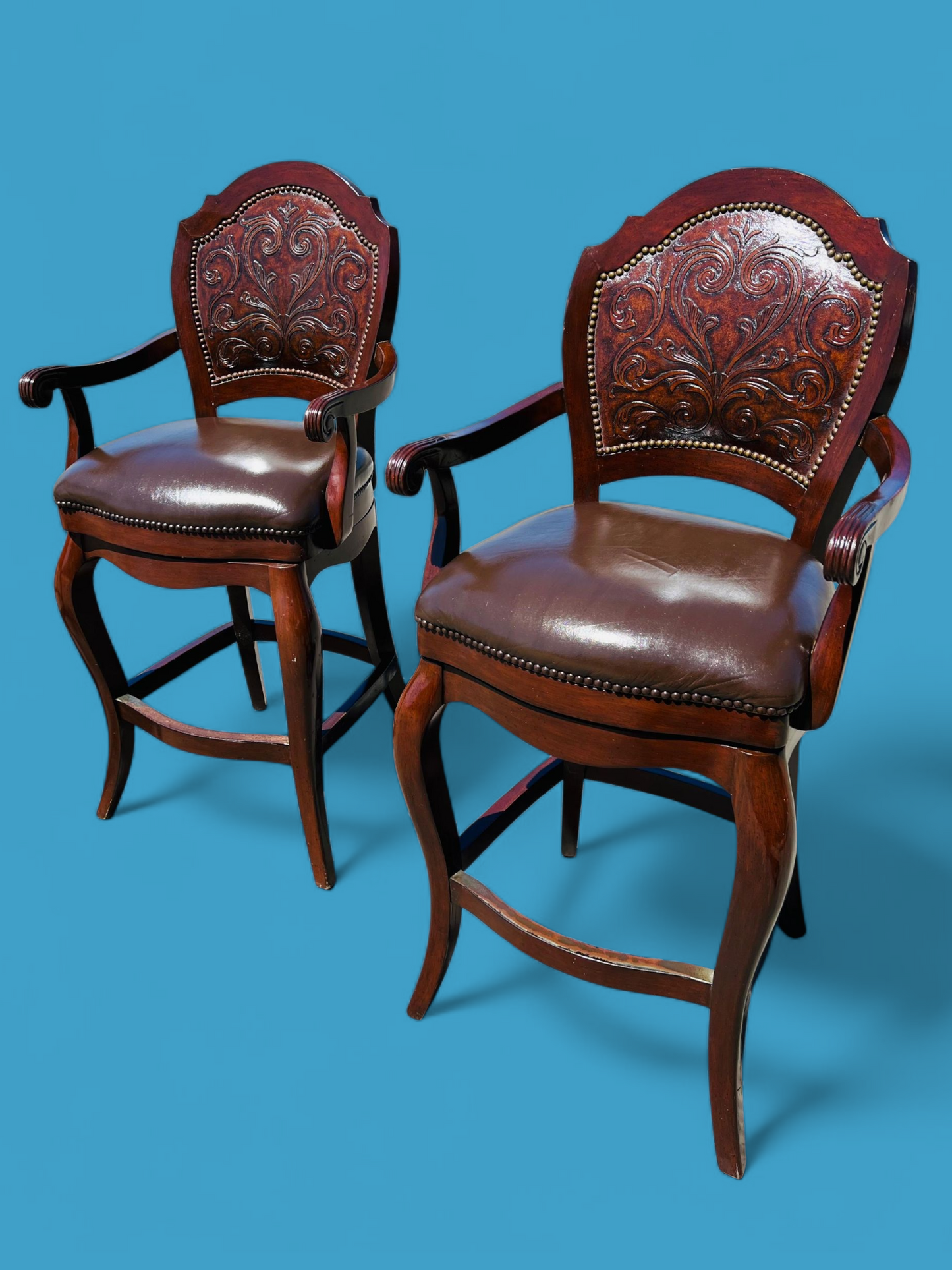 🪑🪑🪑 Juego de Bancos Giratorios en Piel Repujada – Elegancia Artesanal con Mecanismo Retráctil🪑🪑🪑