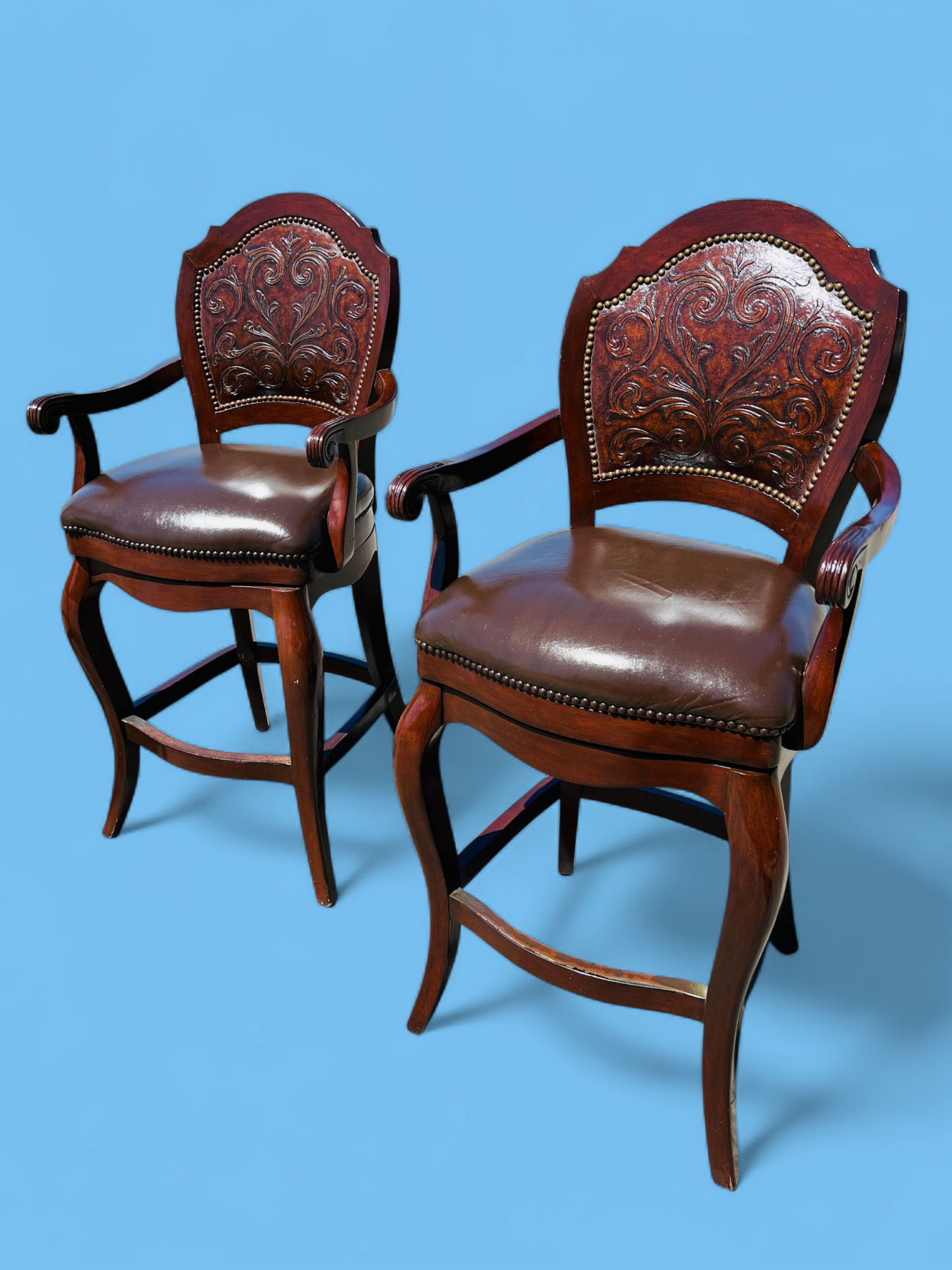 🪑🪑🪑 Juego de Bancos Giratorios en Piel Repujada – Elegancia Artesanal con Mecanismo Retráctil🪑🪑🪑
