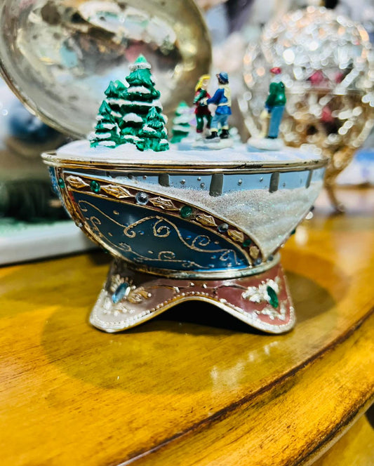 🎄 Huevo Musical Navideño con Patinadores – Christmas Skating Egg