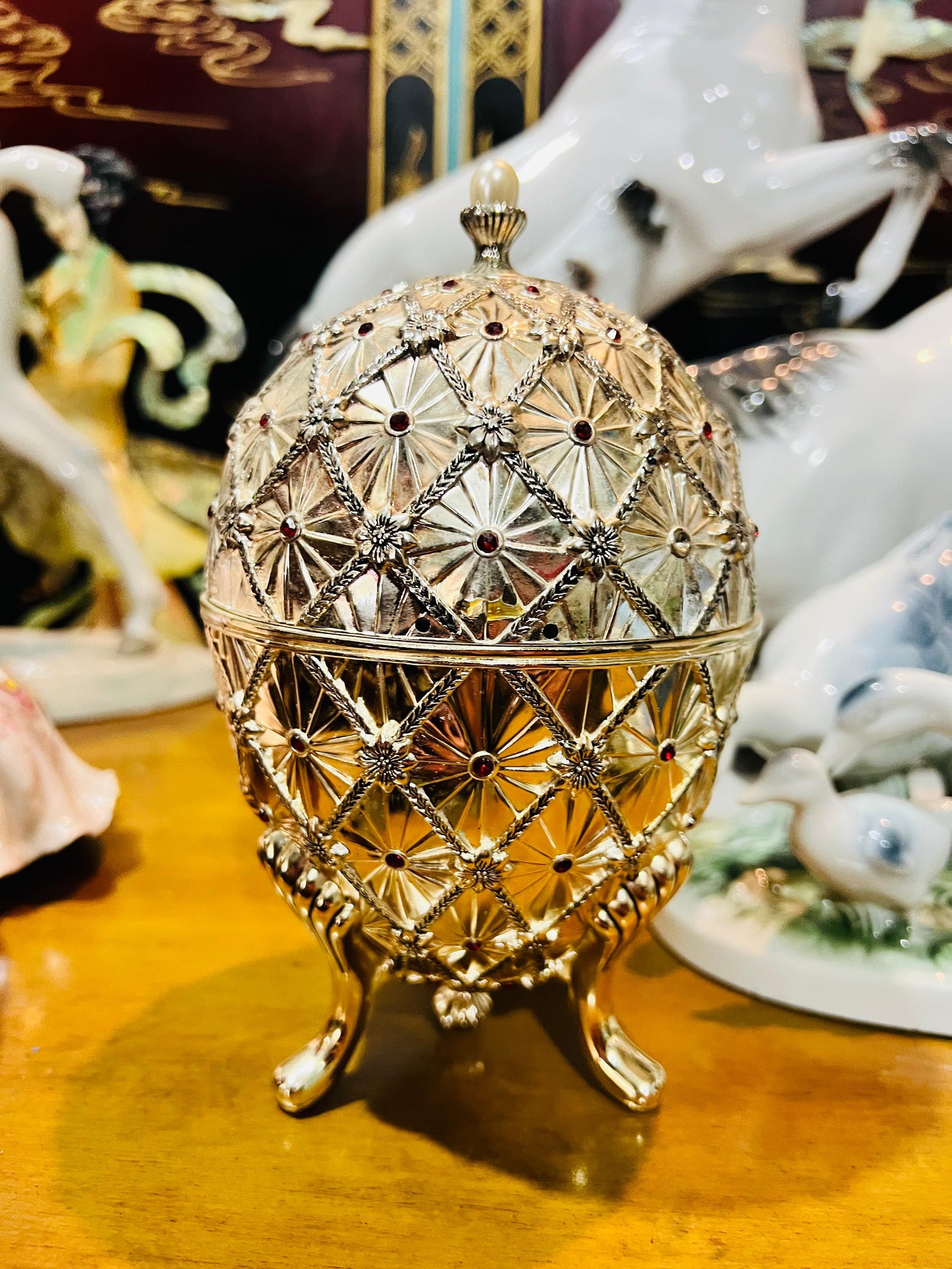 🦌 Caja de Música Wallace Vintage – Huevo Plateado con Ciervos en Movimiento (2001)