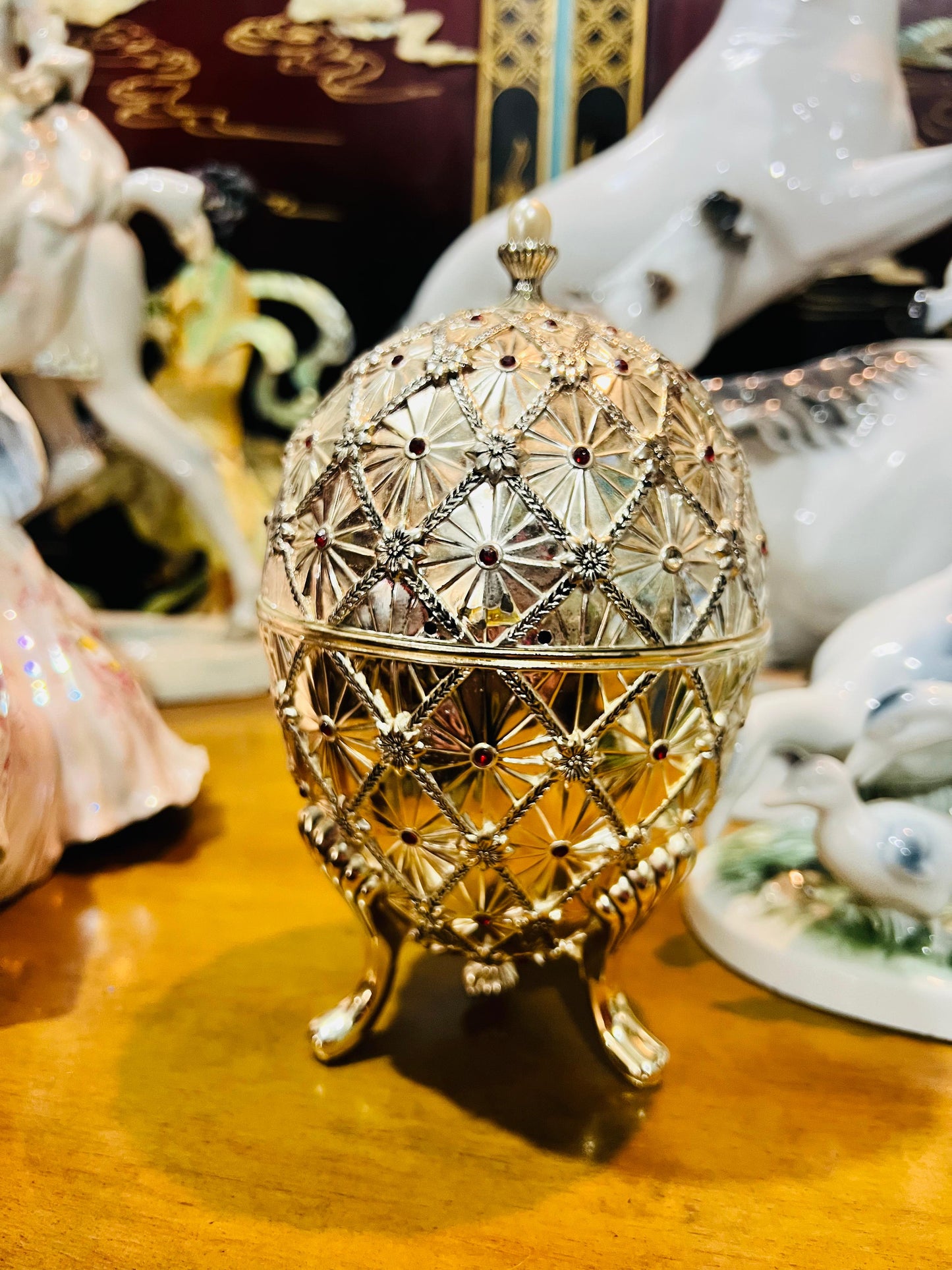 🦌 Caja de Música Wallace Vintage – Huevo Plateado con Ciervos en Movimiento (2001)