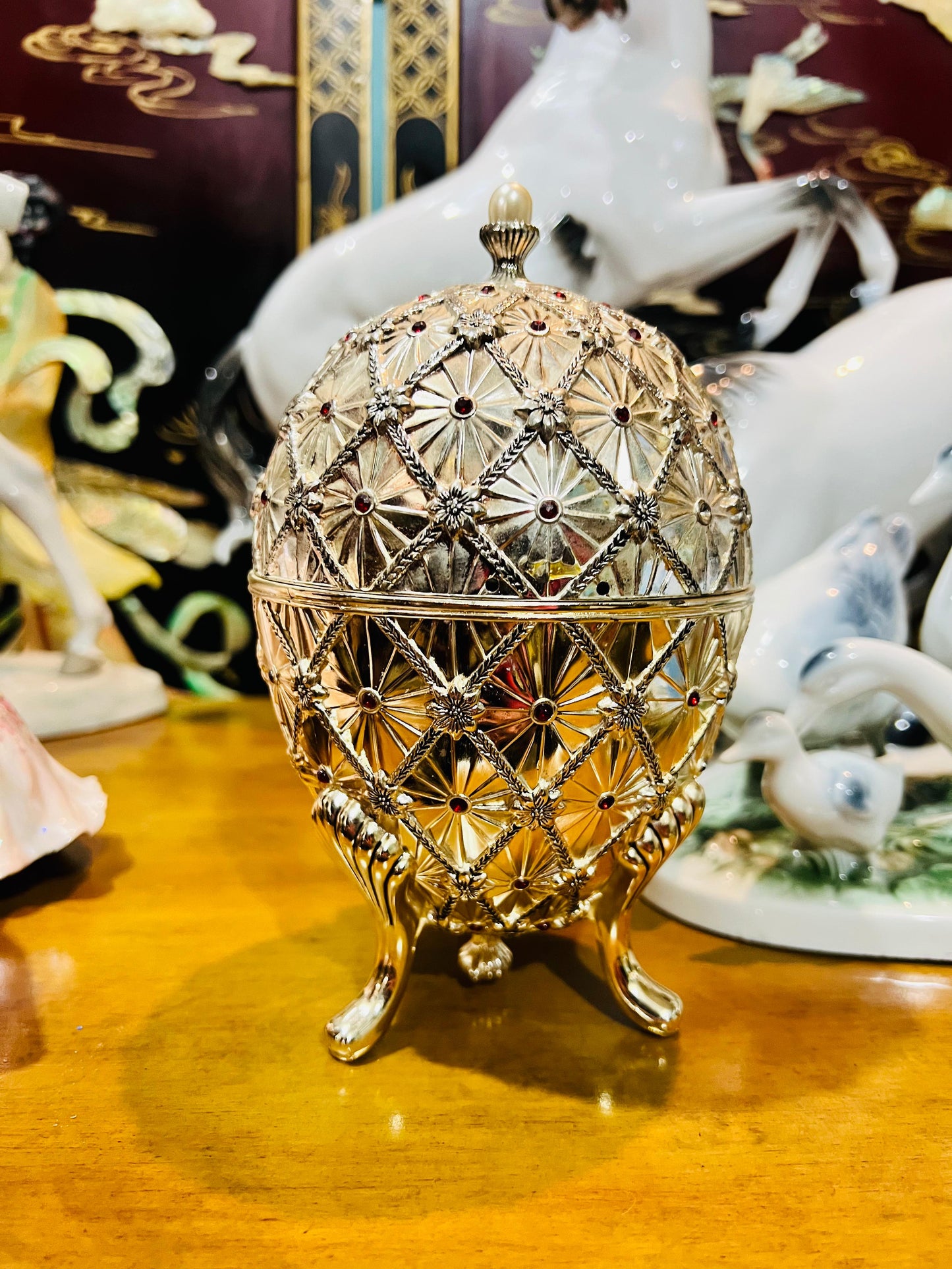 🦌 Caja de Música Wallace Vintage – Huevo Plateado con Ciervos en Movimiento (2001)