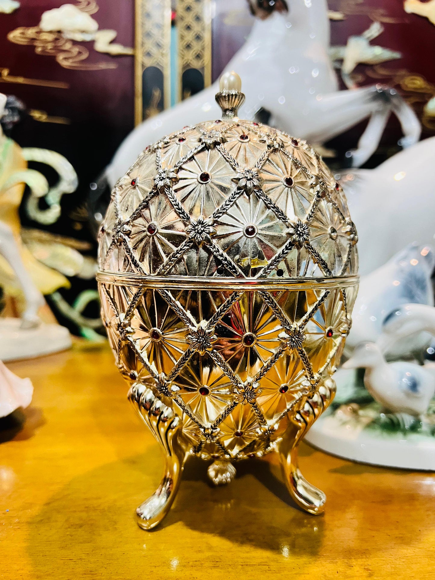 🦌 Caja de Música Wallace Vintage – Huevo Plateado con Ciervos en Movimiento (2001)