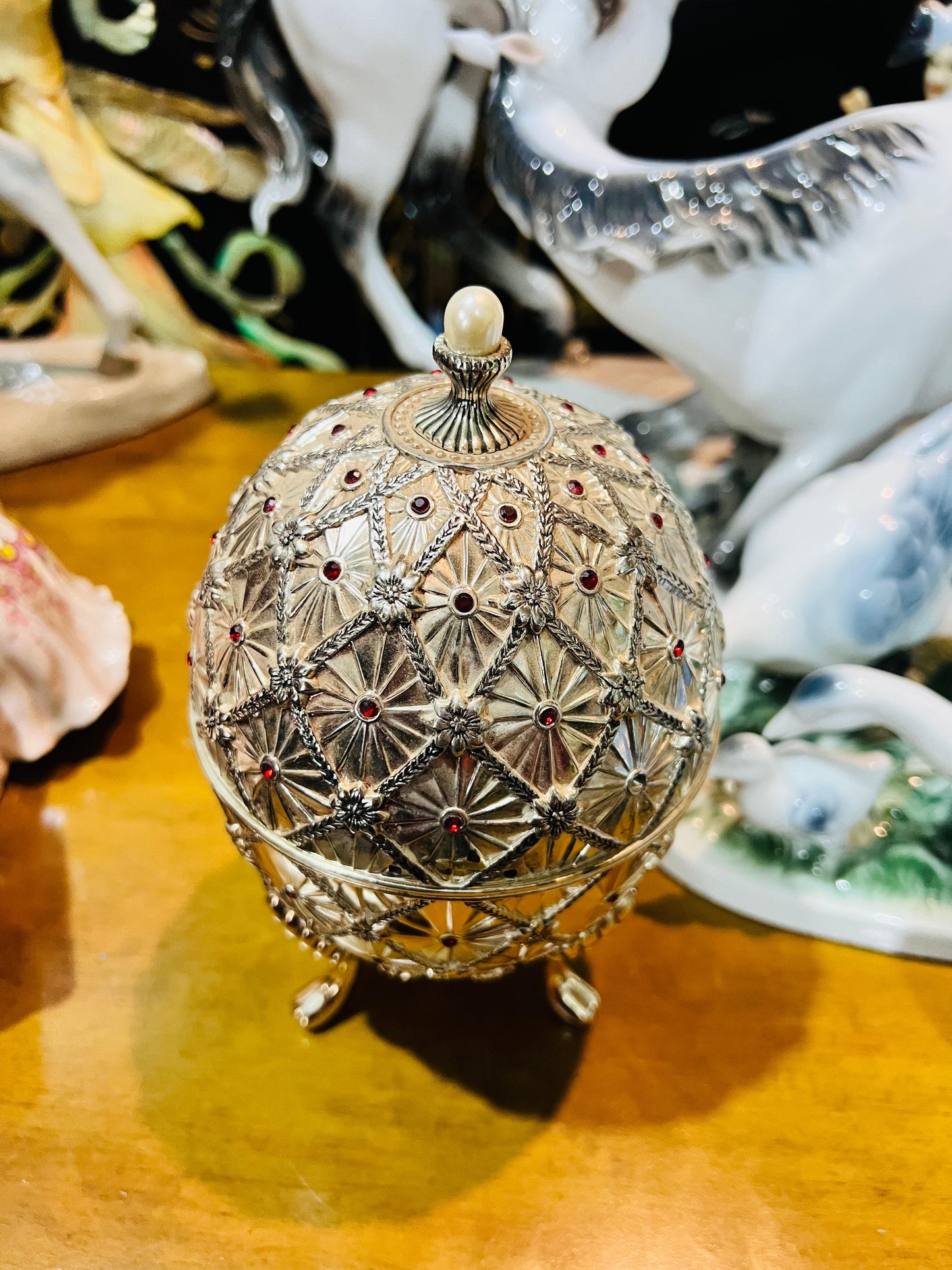 🦌 Caja de Música Wallace Vintage – Huevo Plateado con Ciervos en Movimiento (2001)