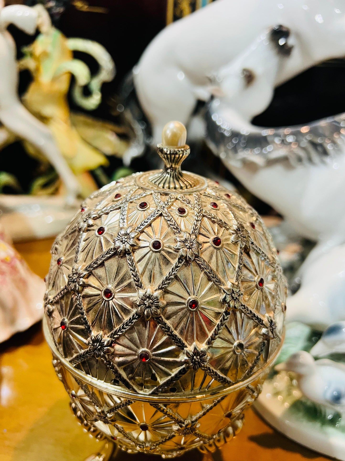 🦌 Caja de Música Wallace Vintage – Huevo Plateado con Ciervos en Movimiento (2001)