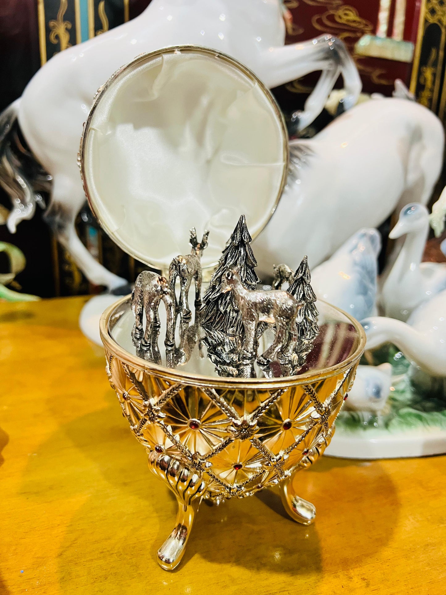 🦌 Caja de Música Wallace Vintage – Huevo Plateado con Ciervos en Movimiento (2001)