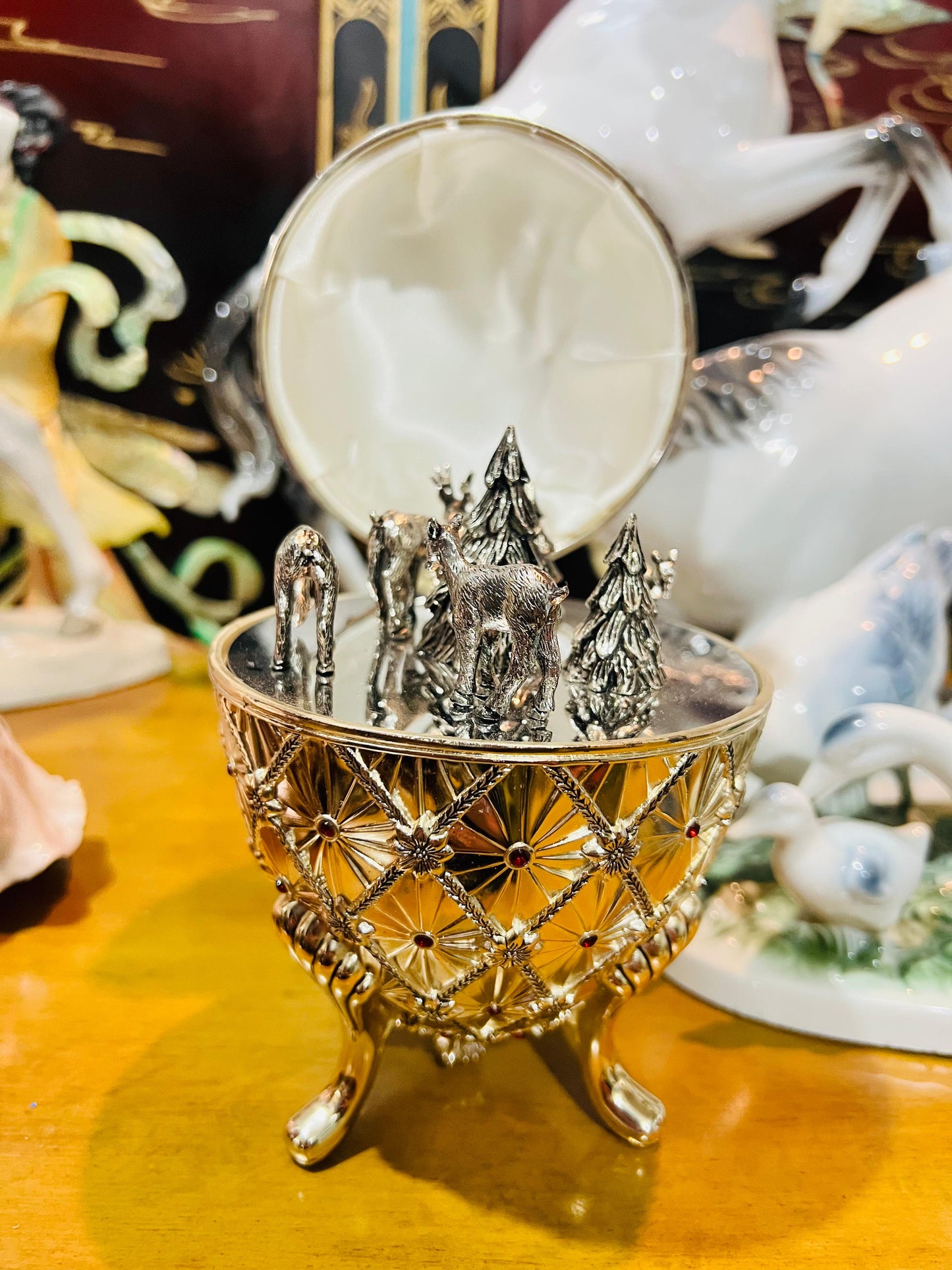 🦌 Caja de Música Wallace Vintage – Huevo Plateado con Ciervos en Movimiento (2001)