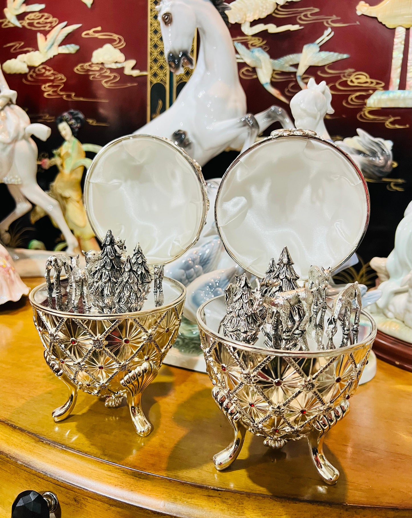 🦌 Caja de Música Wallace Vintage – Huevo Plateado con Ciervos en Movimiento (2001)