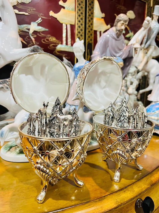 🦌 Caja de Música Wallace Vintage – Huevo Plateado con Ciervos en Movimiento (2001)