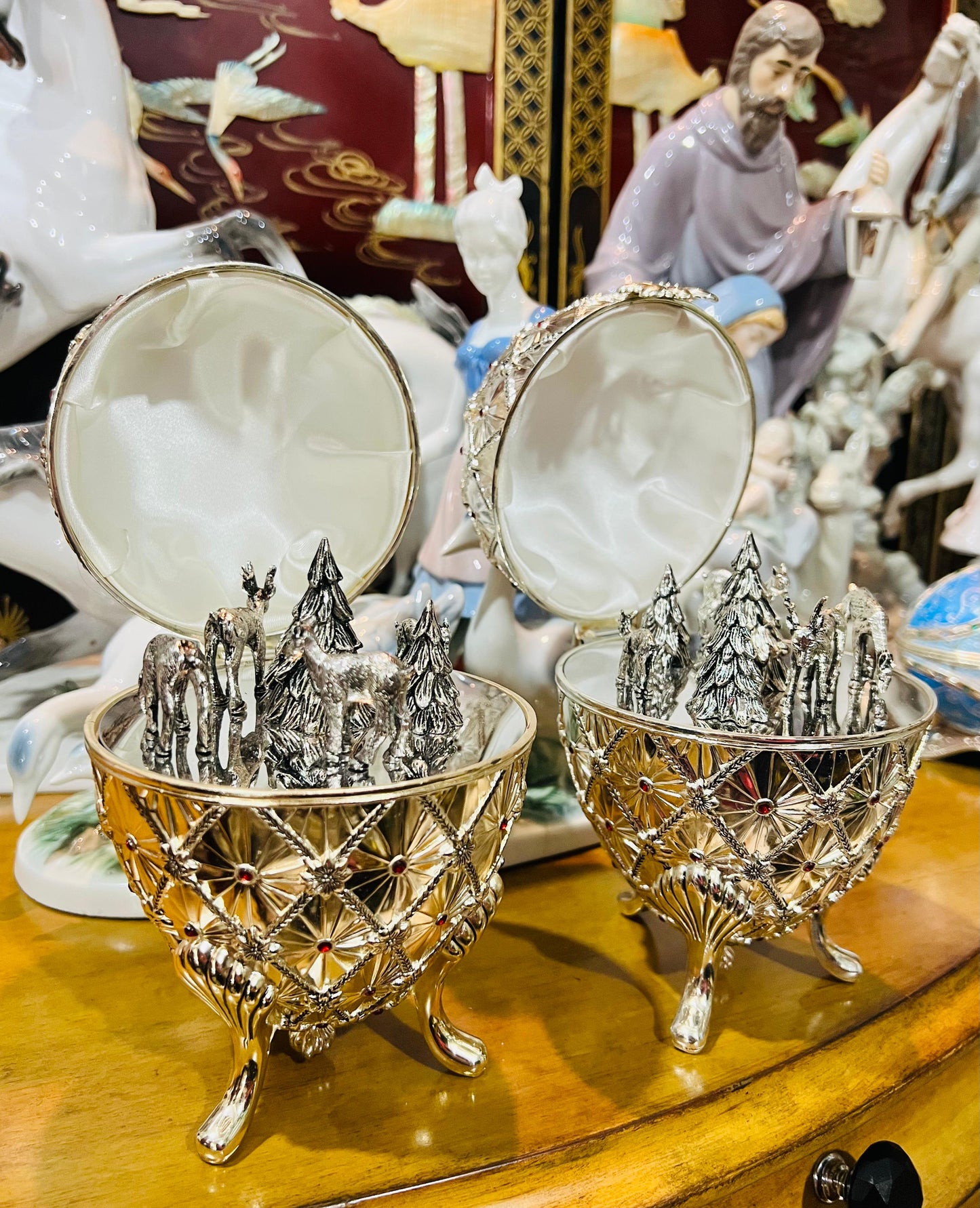 🦌 Caja de Música Wallace Vintage – Huevo Plateado con Ciervos en Movimiento (2001)