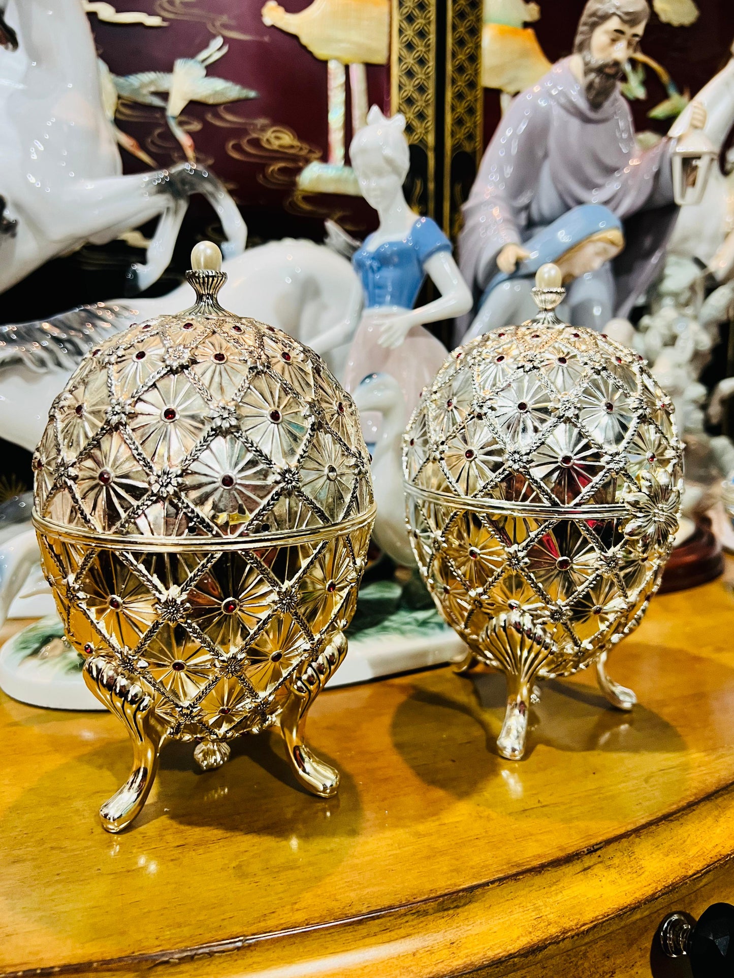 🦌 Caja de Música Wallace Vintage – Huevo Plateado con Ciervos en Movimiento (2001)