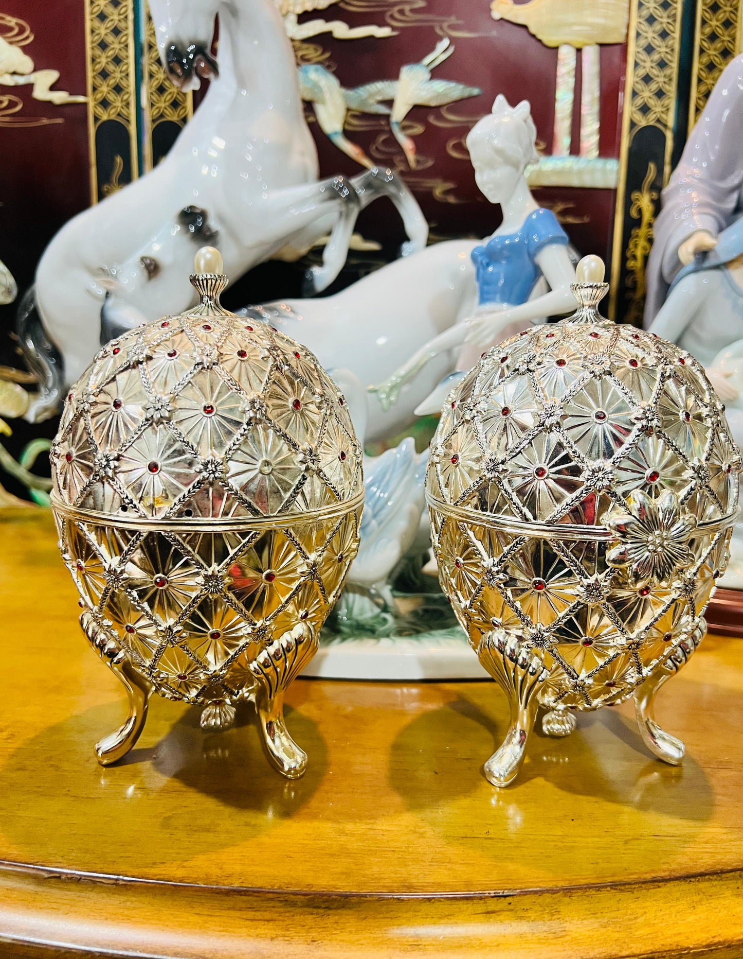 🦌 Caja de Música Wallace Vintage – Huevo Plateado con Ciervos en Movimiento (2001)