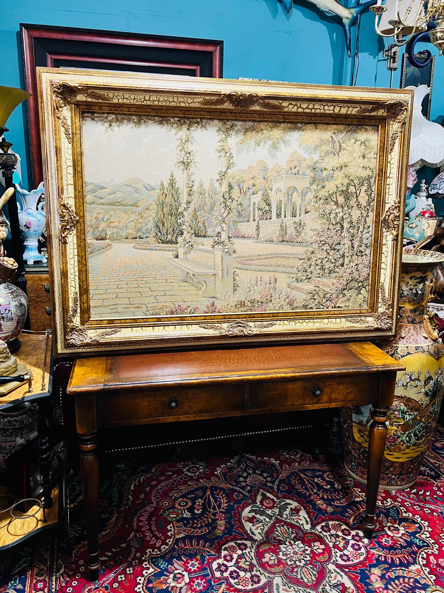 ✨ Gobelino Mediterráneo con Marco Dorado – Jardín Clásico en Textil Atemporal ✨