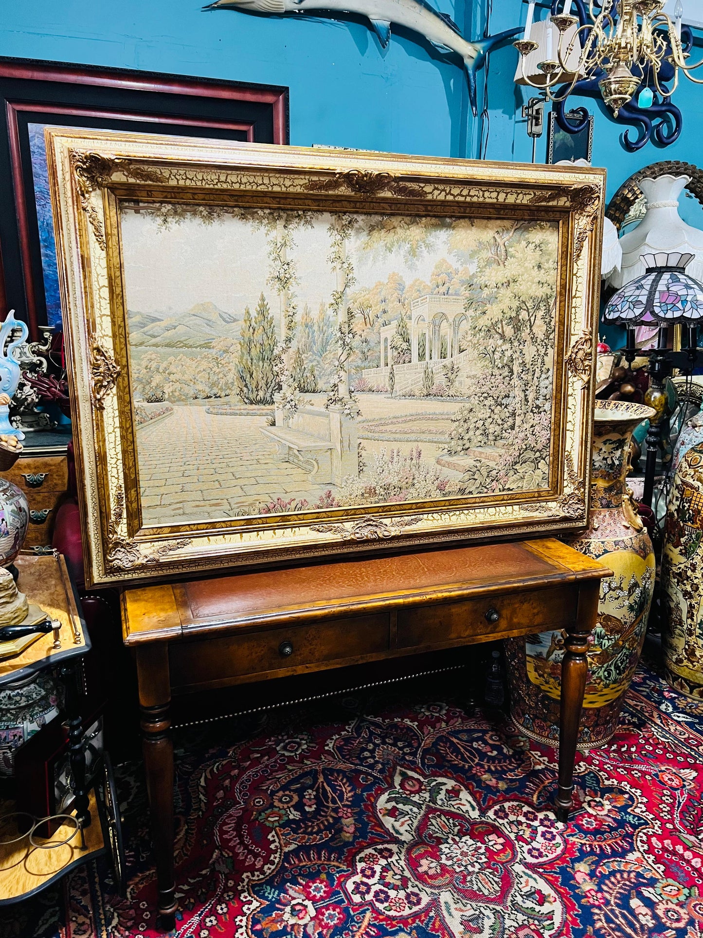 ✨ Gobelino Mediterráneo con Marco Dorado – Jardín Clásico en Textil Atemporal ✨