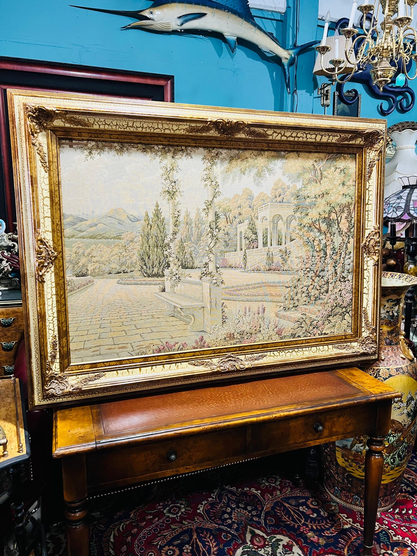 ✨ Gobelino Mediterráneo con Marco Dorado – Jardín Clásico en Textil Atemporal ✨