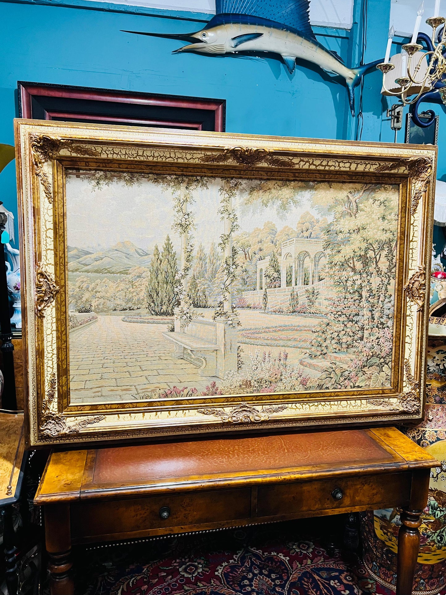 ✨ Gobelino Mediterráneo con Marco Dorado – Jardín Clásico en Textil Atemporal ✨