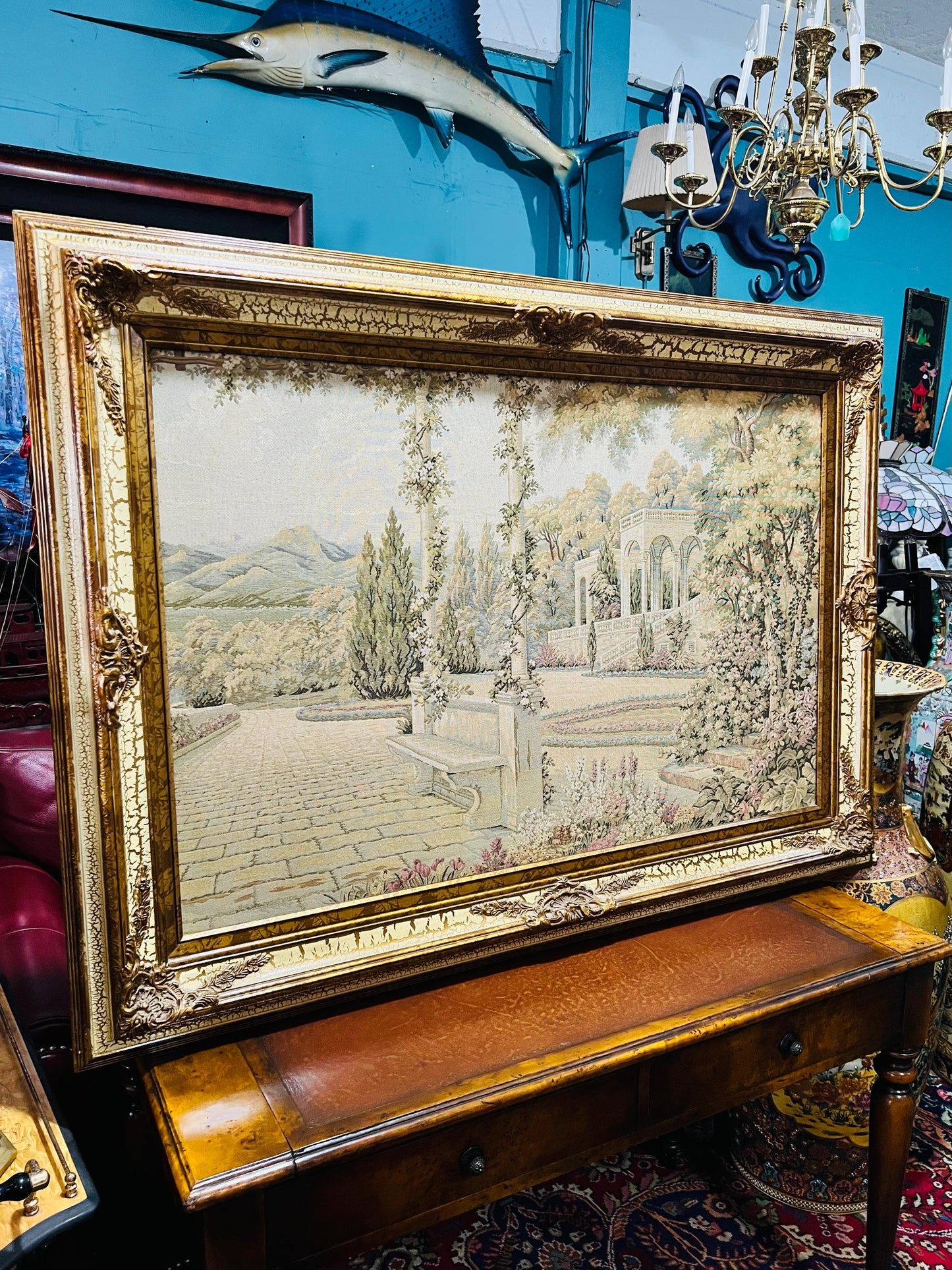 ✨ Gobelino Mediterráneo con Marco Dorado – Jardín Clásico en Textil Atemporal ✨