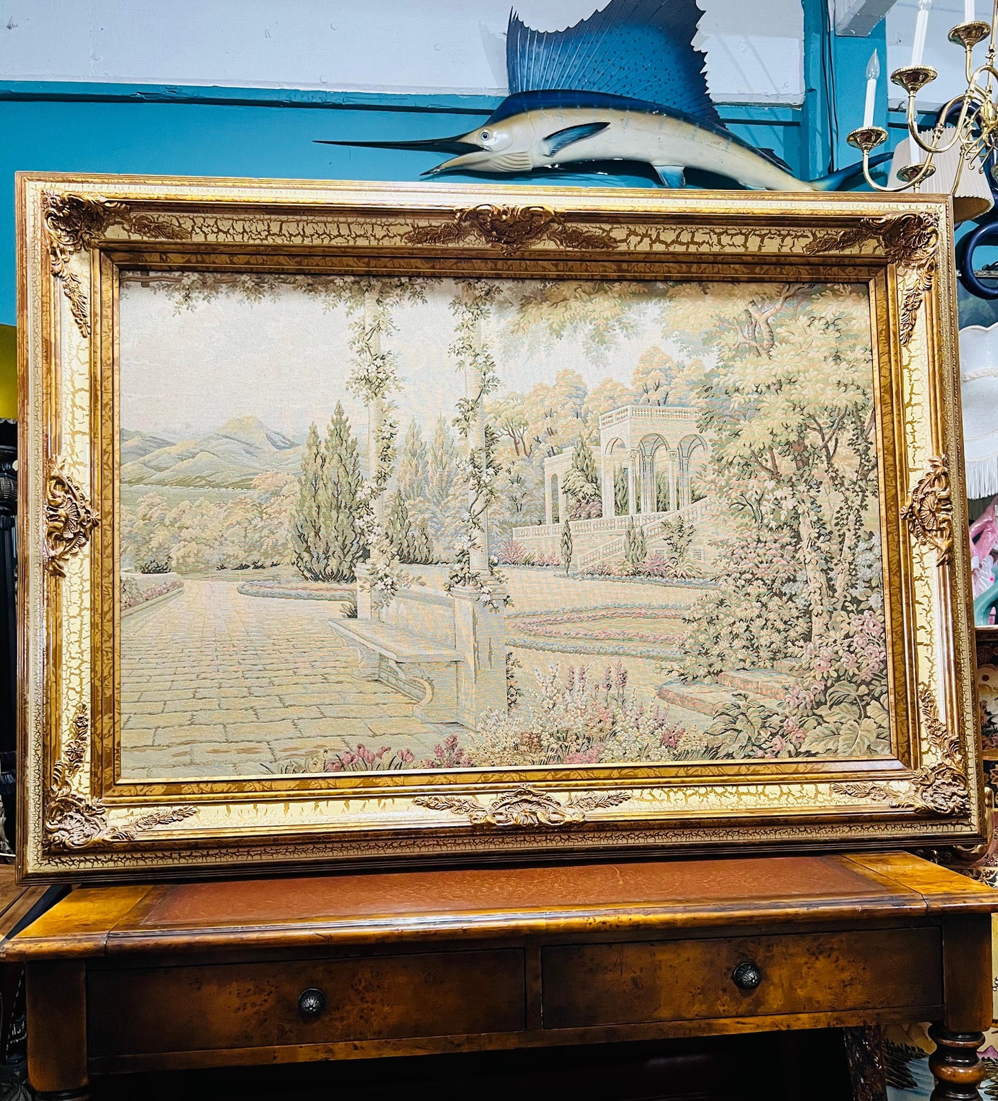 ✨ Gobelino Mediterráneo con Marco Dorado – Jardín Clásico en Textil Atemporal ✨