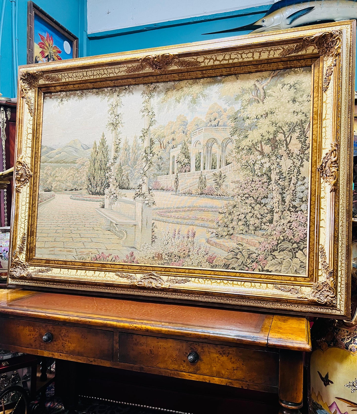 ✨ Gobelino Mediterráneo con Marco Dorado – Jardín Clásico en Textil Atemporal ✨