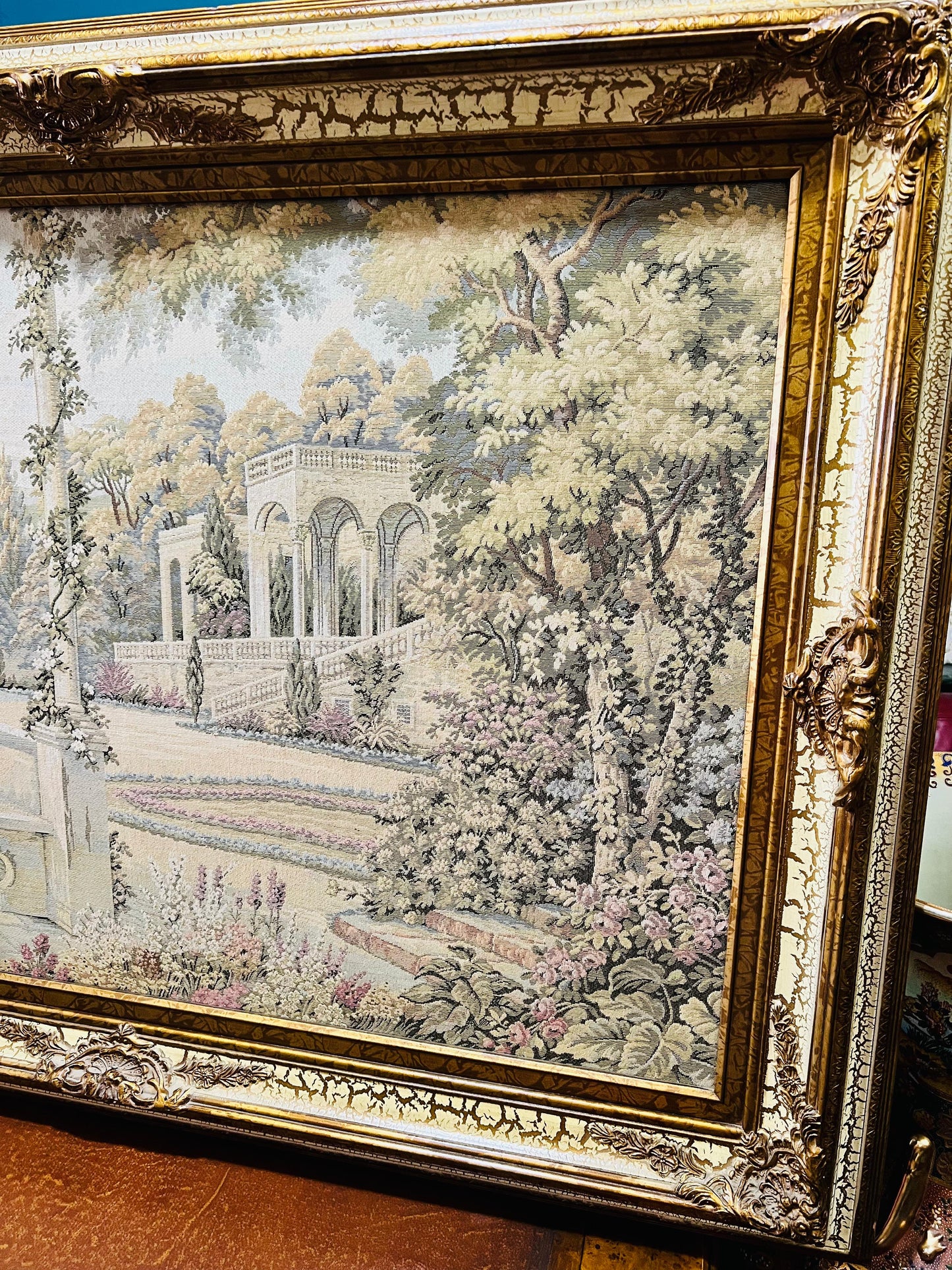 ✨ Gobelino Mediterráneo con Marco Dorado – Jardín Clásico en Textil Atemporal ✨