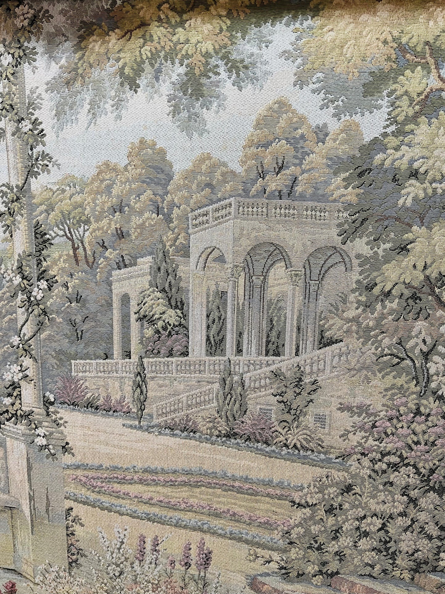 ✨ Gobelino Mediterráneo con Marco Dorado – Jardín Clásico en Textil Atemporal ✨