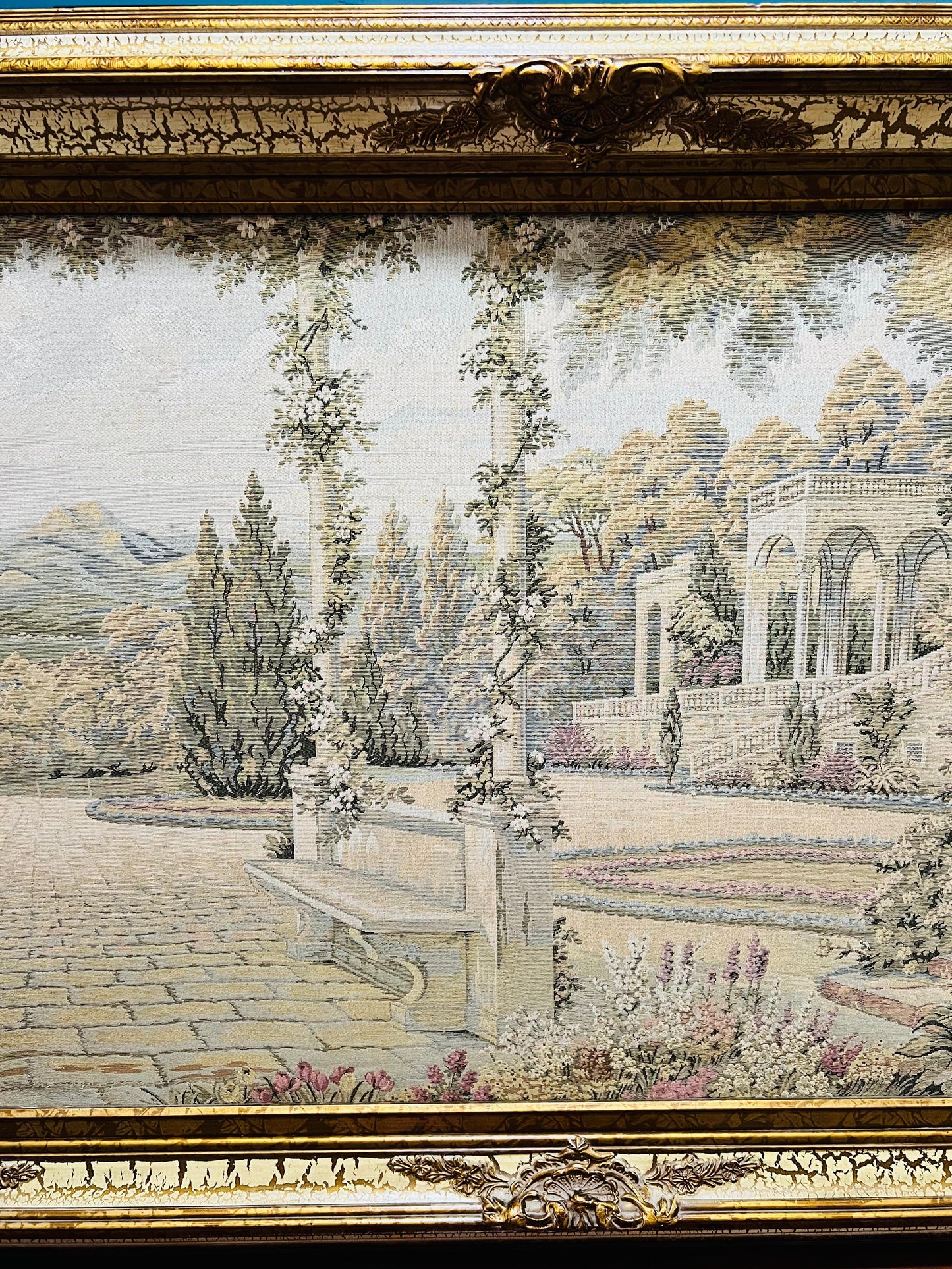 ✨ Gobelino Mediterráneo con Marco Dorado – Jardín Clásico en Textil Atemporal ✨