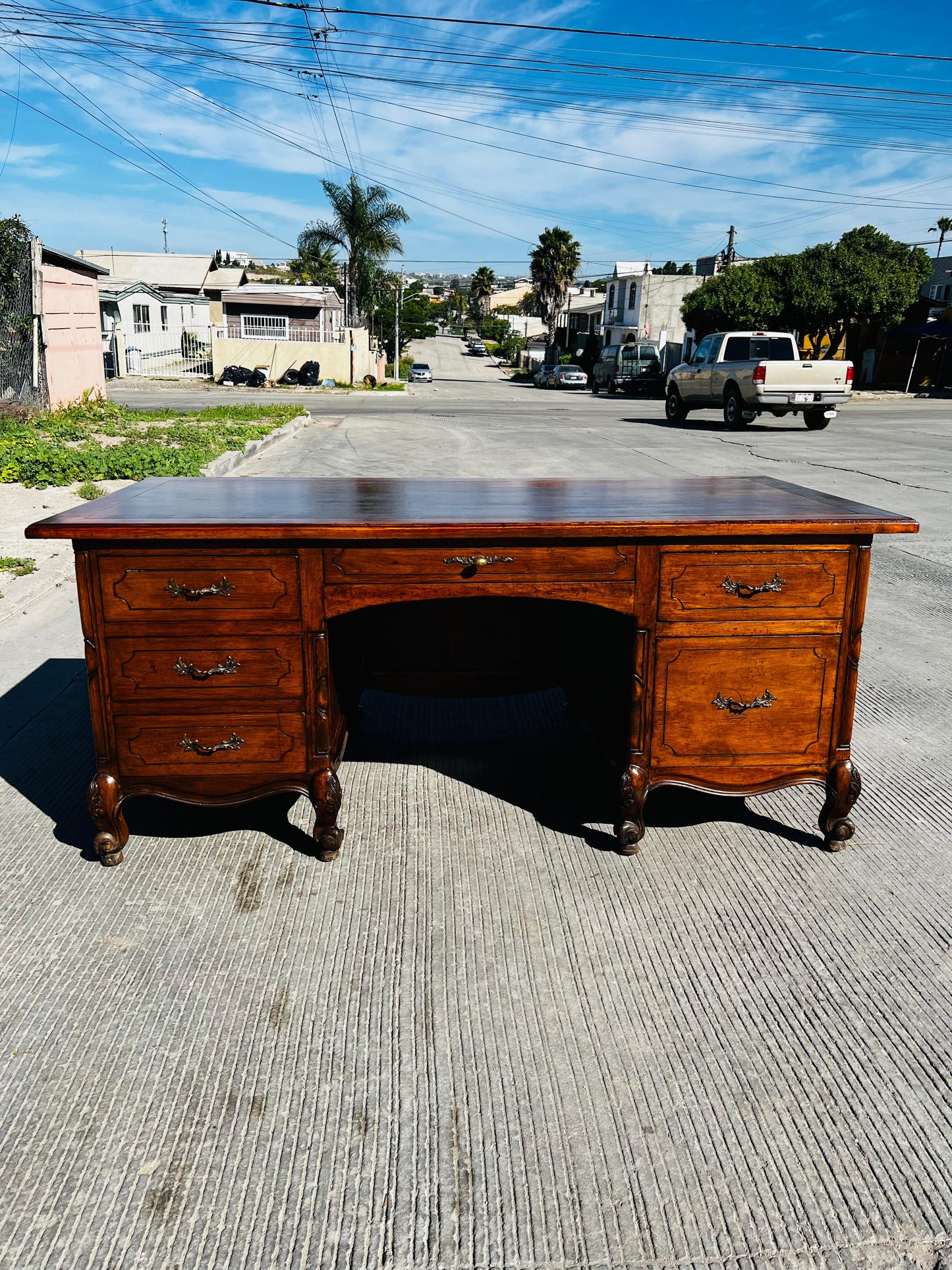 Classic Carved Wood Desk – Timeless Elegance 🪶🕊️