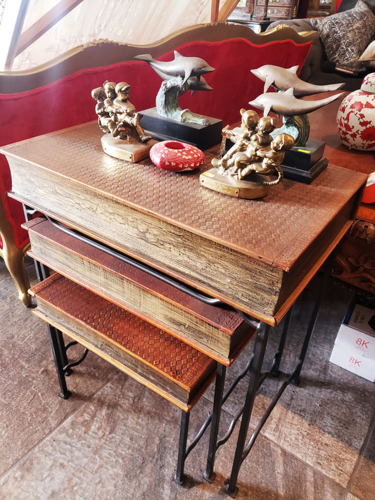 📚 Juego de Mesitas "Libros de Cuero" — Elegancia Literaria en Tres Tiempos