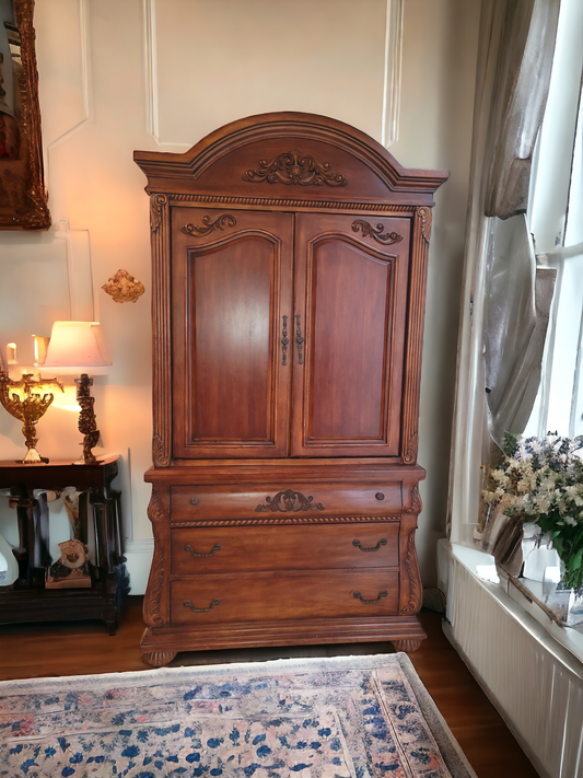 ✨ Traditional Walnut Wood Wardrobe! ✨