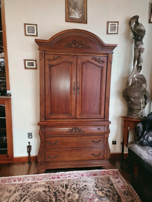 ✨ Traditional Walnut Wood Wardrobe! ✨