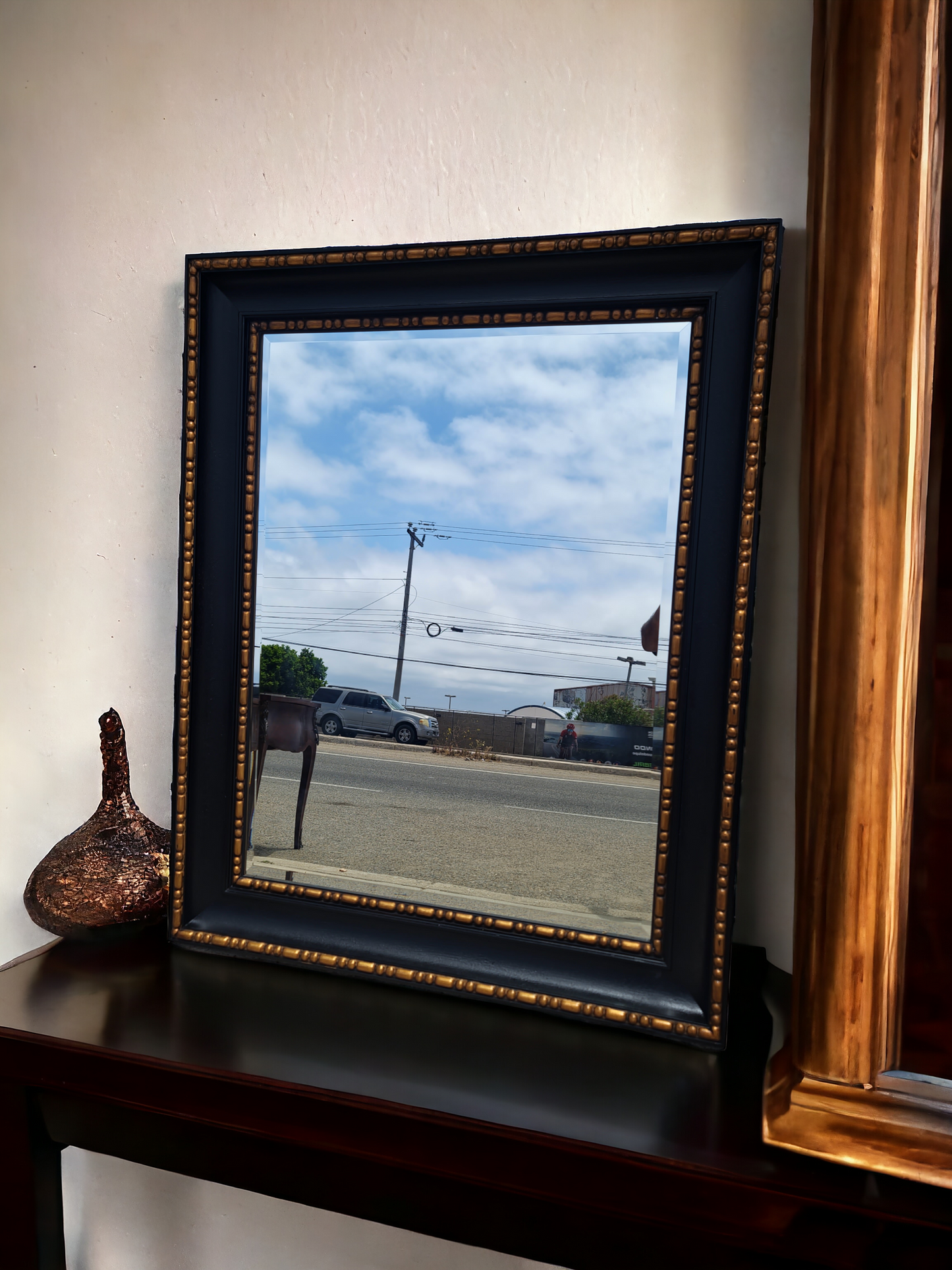 🖤 Espejo Elegante con Marco Negro y Detalles en Oro Viejo - Disponible en Rosarito Antiques 🖤