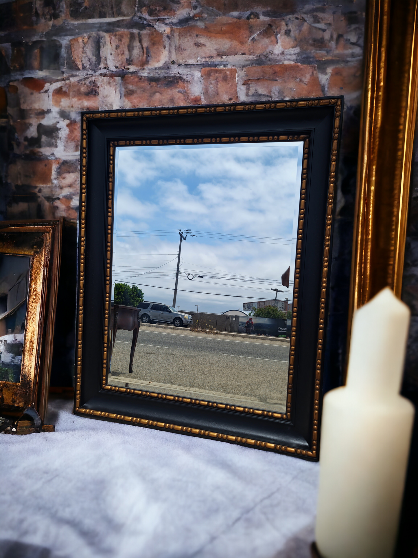 🖤 Espejo Elegante con Marco Negro y Detalles en Oro Viejo - Disponible en Rosarito Antiques 🖤