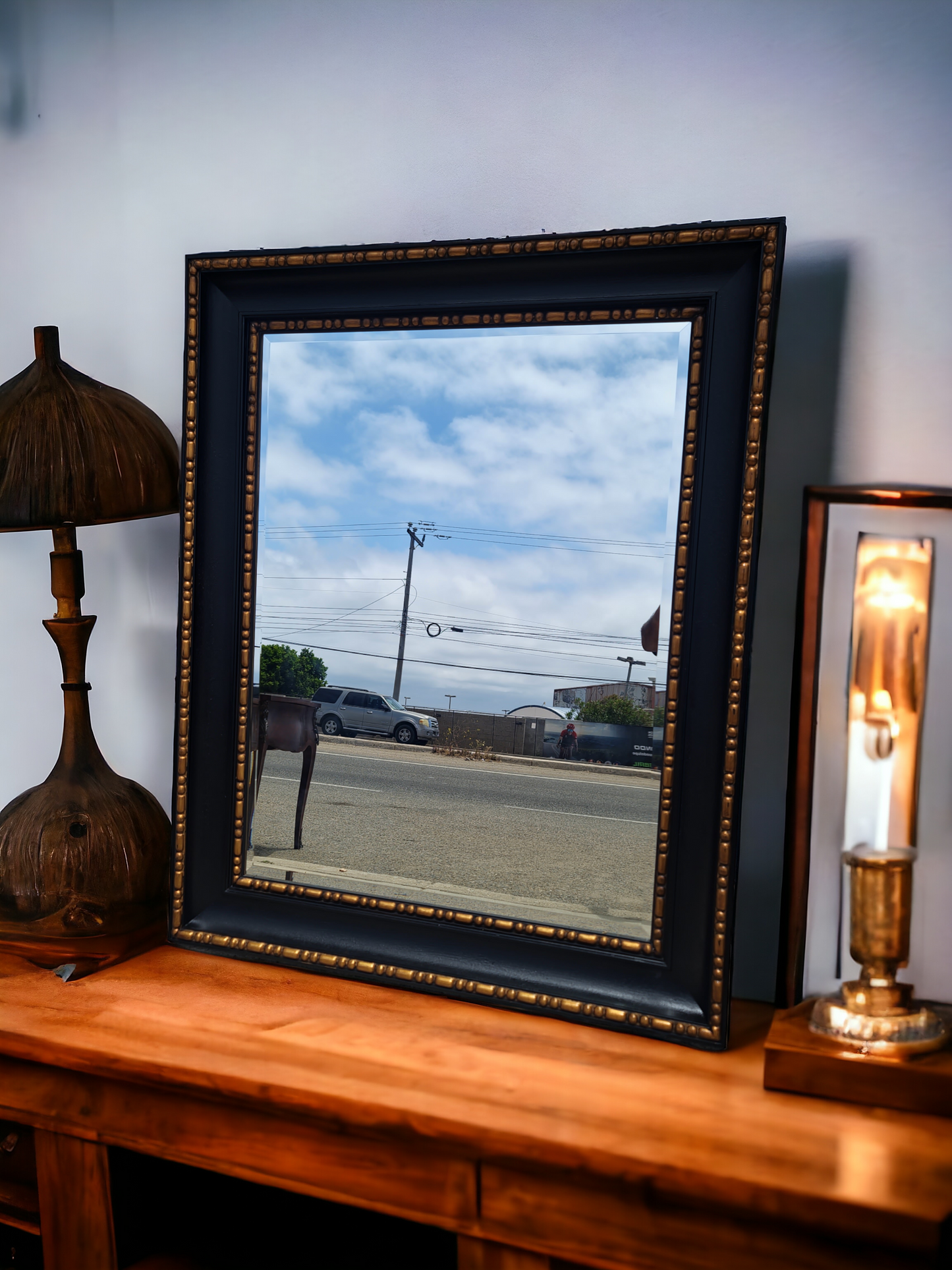 🖤 Espejo Elegante con Marco Negro y Detalles en Oro Viejo - Disponible en Rosarito Antiques 🖤