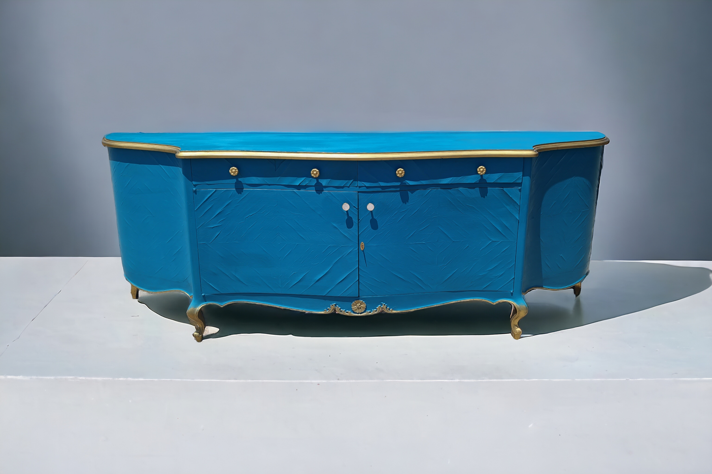 🌿¡Bufetero Antiguo: Una Obra de Elegancia Disponible en Rosarito Antiques!🌿