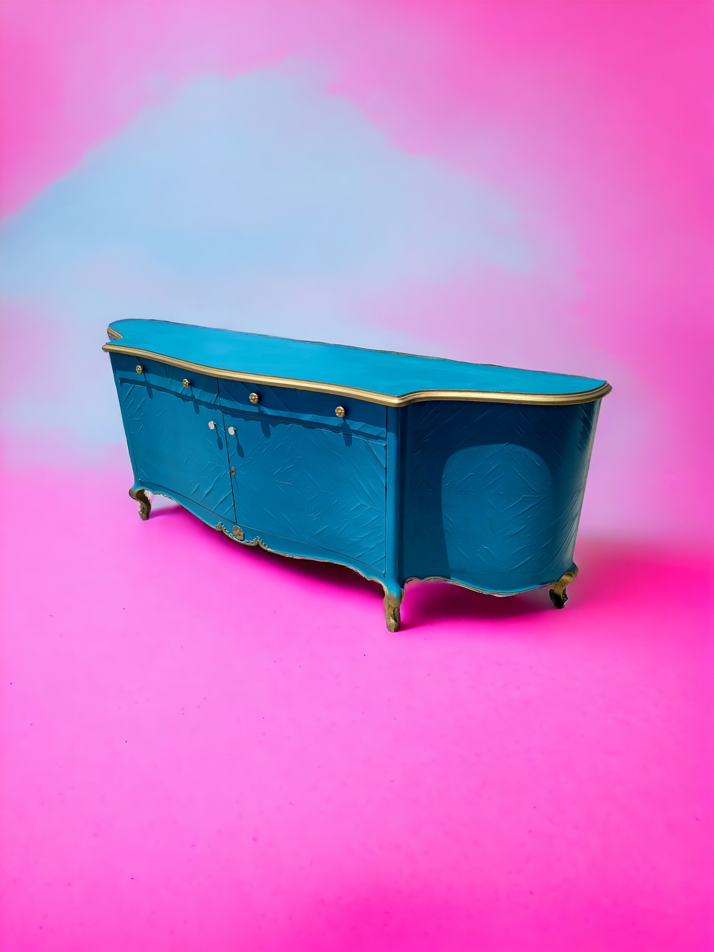 🌿¡Bufetero Antiguo: Una Obra de Elegancia Disponible en Rosarito Antiques!🌿