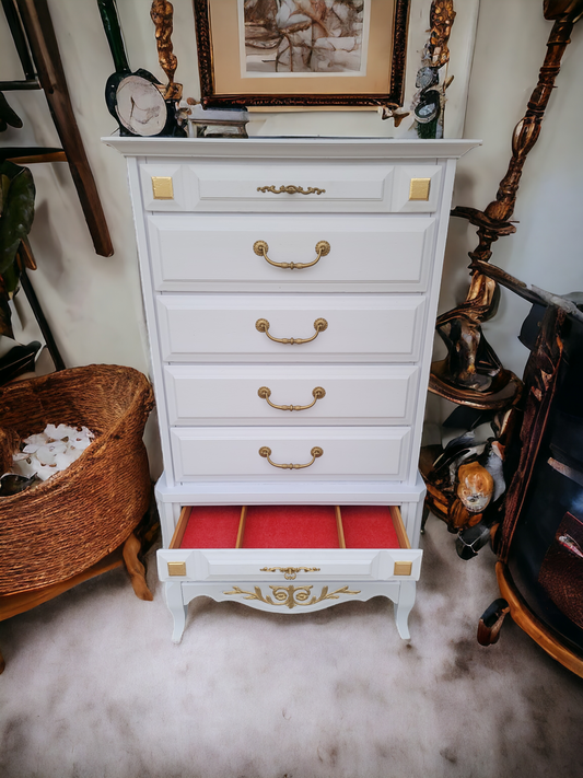 Wooden chest of drawers