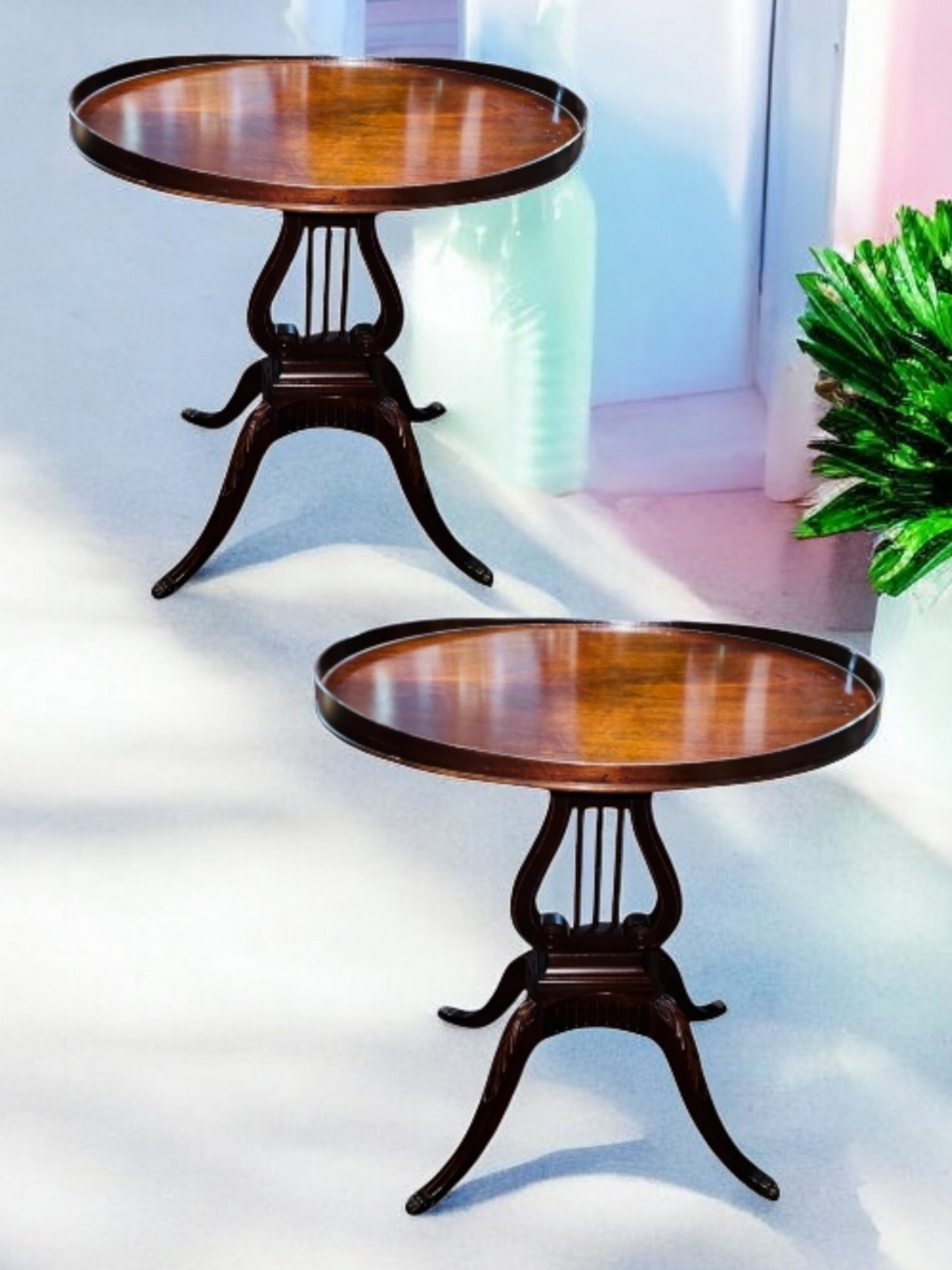 Par de Mesas Mid-Century laterales de madera con Forma de Arpa y Pies de Garra de Bronce 🪑✨