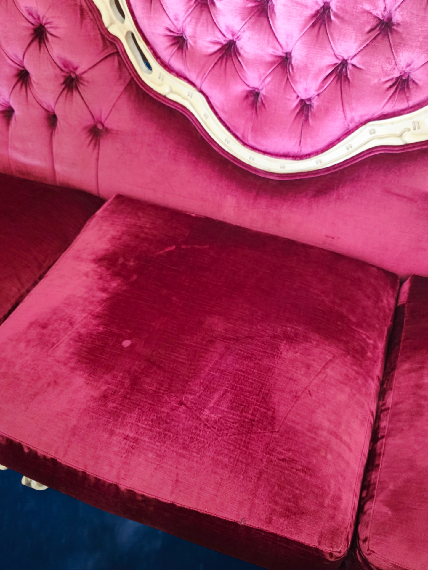 🎩 ✨ Sala de Epoca en Terciopelo Vino y Madera Tallada Color Marfil ✨🏛️