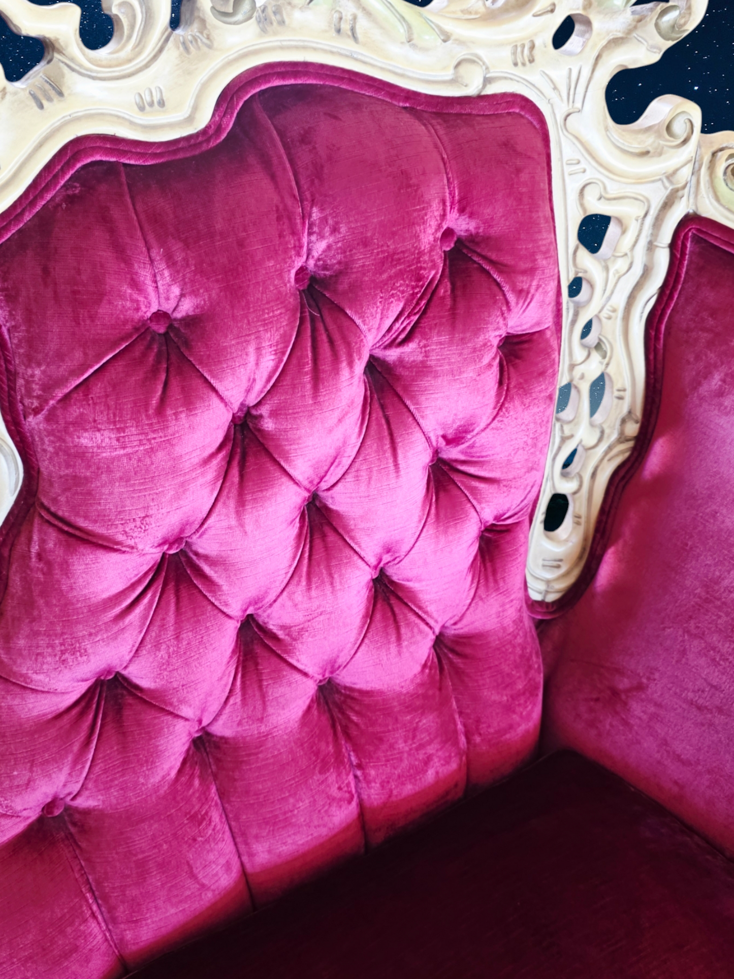 🎩 ✨ Sala de Epoca en Terciopelo Vino y Madera Tallada Color Marfil ✨🏛️