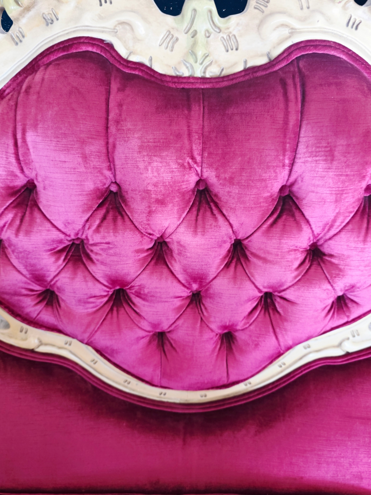 🎩 ✨ Sala de Epoca en Terciopelo Vino y Madera Tallada Color Marfil ✨🏛️