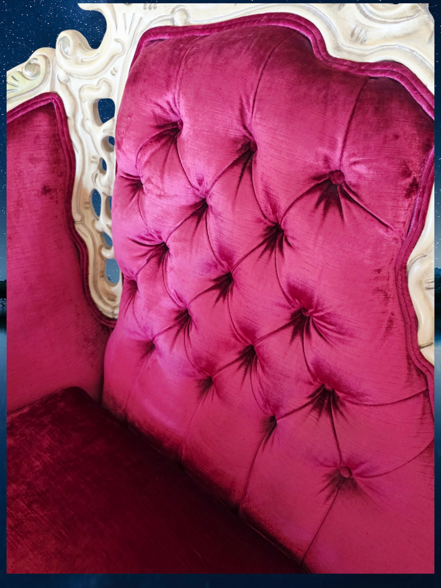 🎩 ✨ Sala de Epoca en Terciopelo Vino y Madera Tallada Color Marfil ✨🏛️