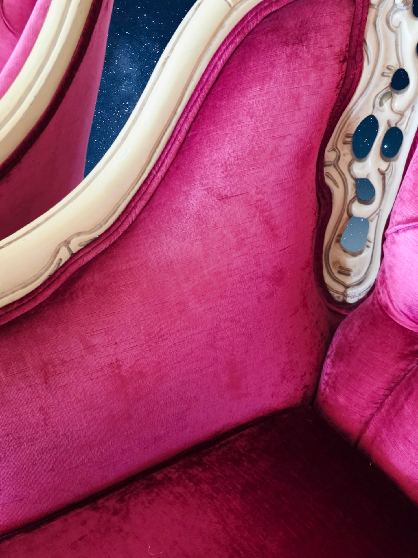 🎩 ✨ Sala de Epoca en Terciopelo Vino y Madera Tallada Color Marfil ✨🏛️